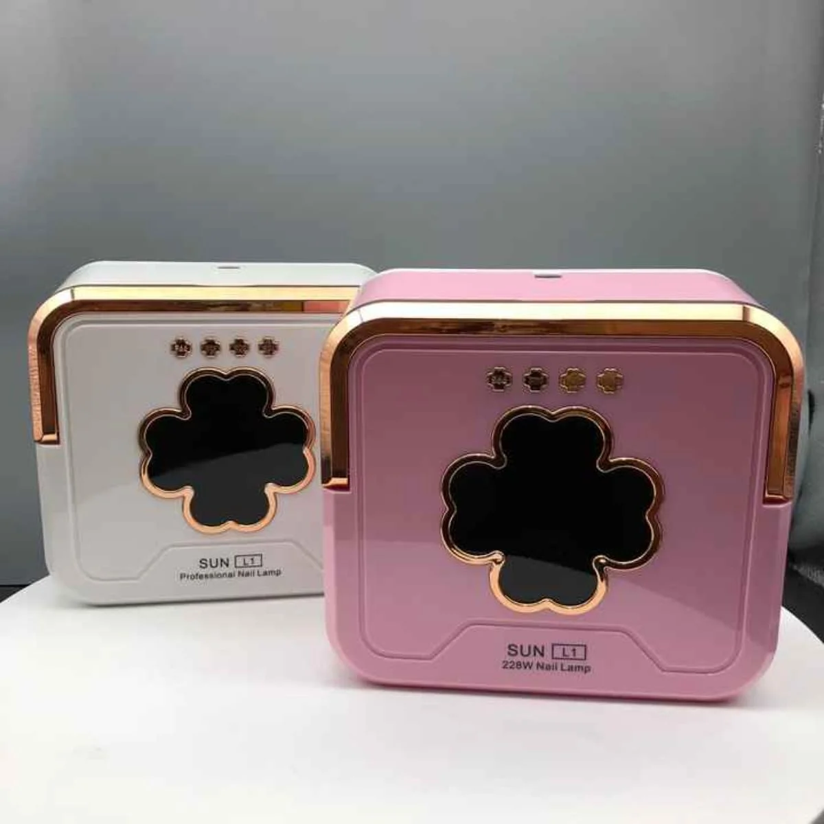 دستگاه خشک کن لاک ژل ناخن ال ای دی UV سان L1 228 وات، خشک کننده حرفه ای لاک ژل، قابل حمل، سفید و صورتی، 4 تنظیمات تایمر، سنسور خودکار، محافظت در برابر گرمای بیش از حد، سنسور حرکتی، پایه جداشدنی