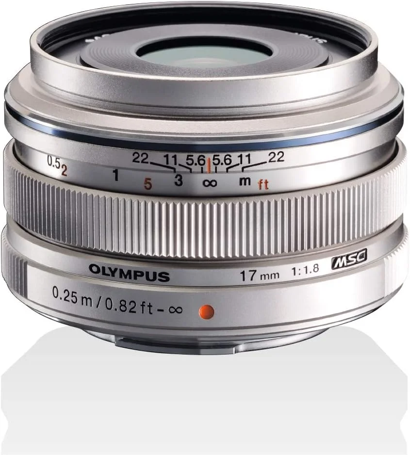 لنز OM SYSTEM Olympus M.Zuiko Digital 17 mm F1.8، طول کانونی ثابت و سریع، مناسب برای تمام دوربین های MFT (مدل های Olympus OM-D & PEN، سری Panasonic G)، نقره ای