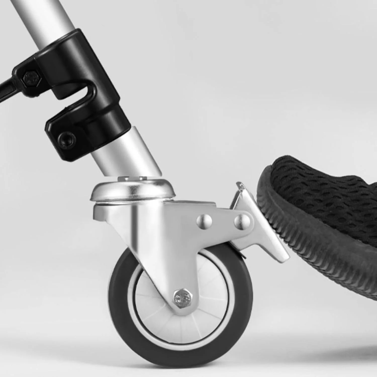 یک ست پایه نورپردازی عکاسی با چرخ های گردان 360 درجه برای حرکت کارآمد