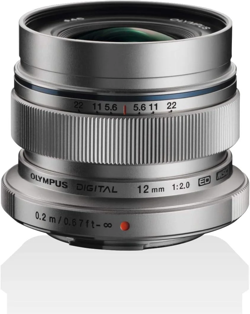 لنز OM SYSTEM Olympus M.Zuiko Digital ED 12 mm F2.0، طول کانونی ثابت سریع، مناسب برای تمام دوربین های MFT (مدل های Olympus OM-D & PEN، سری Panasonic G)، نقره ای