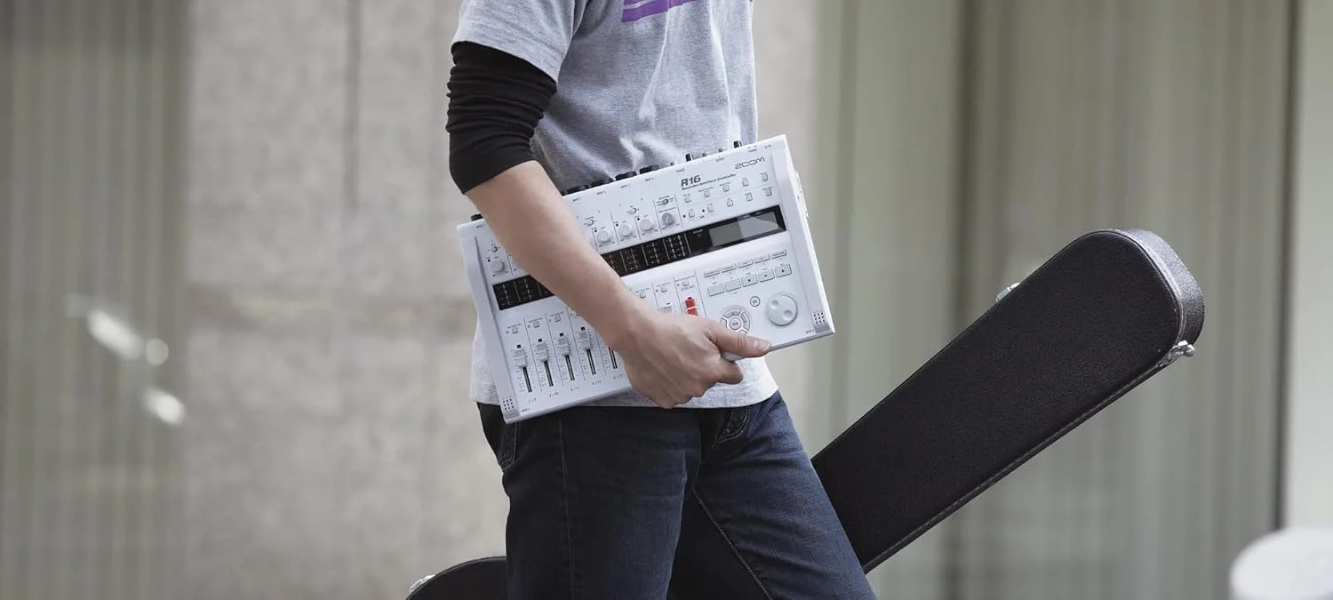 ضبط کننده چند مسیره رومیزی زوم R16، رابط، کنترلر، 8 ورودی ترکیبی XLR، 16 ترک، رابط صوتی USB، میکروفون های کندانسور استریو داخلی، 135 افکت داخلی ضبط کننده چند مسیره رومیزی زوم R16، رابط، کنترلر، 8 ورودی ترکیبی XLR، 16 ترک، رابط صوتی USB، میکروفون های کندانسور استریو داخلی، 135 افکت داخلی