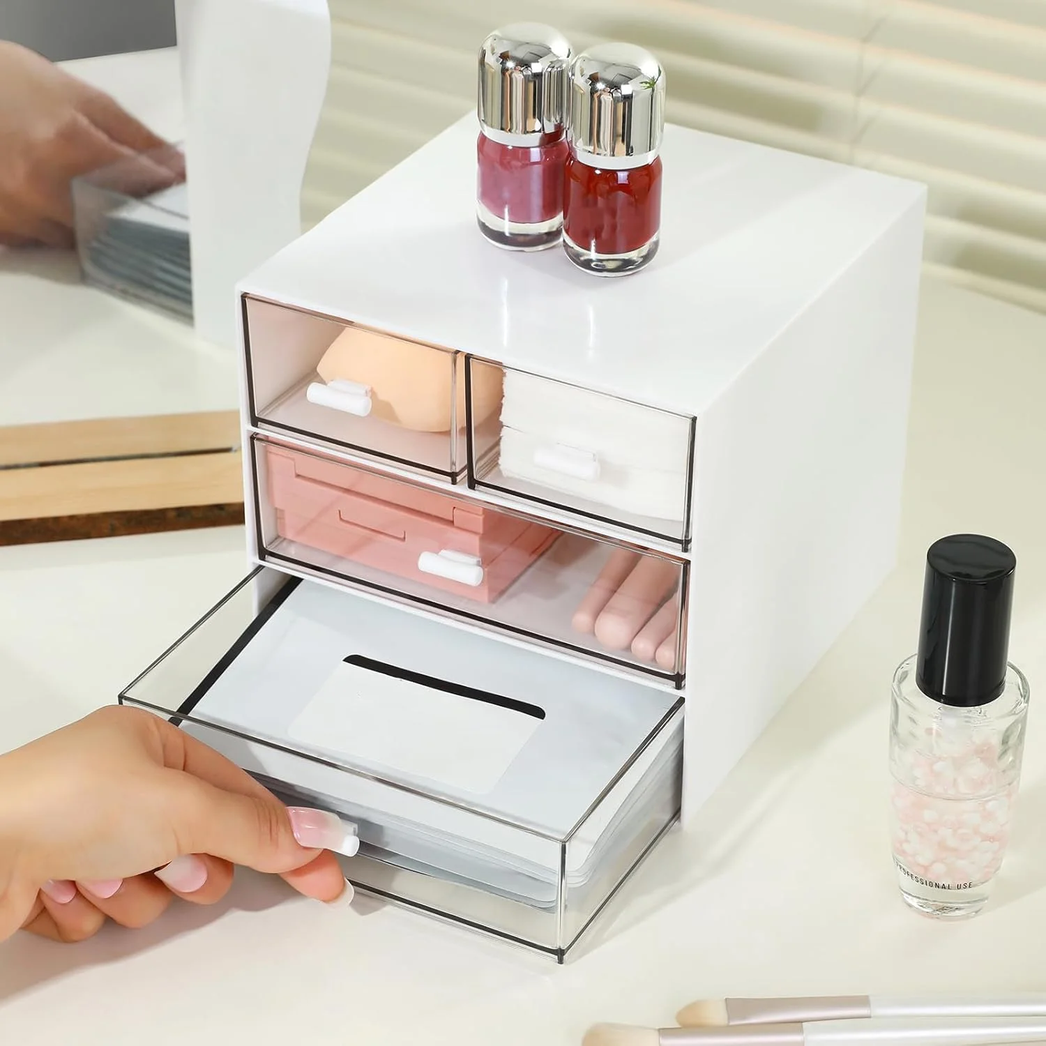 ارگانایزر لوازم آرایش با ۴ کشو، جعبه نگهداری لوازم آرایشی و رومیزی برای لاک ناخن، رژ لب، برس، جواهرات، مراقبت از پوست - سازماندهی حمام (سفید) ارگانایزر لوازم آرایش با ۴ کشو، جعبه نگهداری لوازم آرایشی و رومیزی برای لاک ناخن، رژ لب، برس، جواهرات، مراقبت از پوست - سازماندهی حمام (سفید)