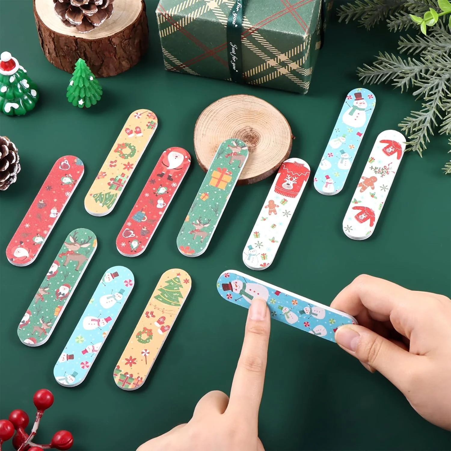 ۵۰ عدد سوهان ناخن با طرح کریسمس، هدیه ای برای خانم ها، سوهان دو طرفه، ابزار طراحی ناخن با طرح های منحصر به فرد جشن کریسمس، هدیه تولد و تعطیلات برای دوستان، خانواده و همکاران