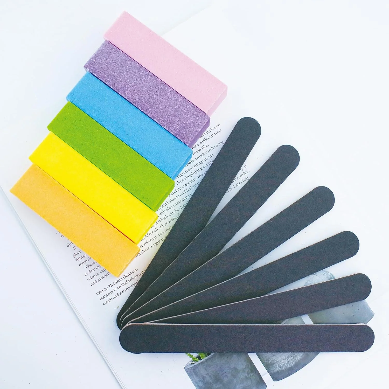 ست ۱۲ عددی ابزار مانیکور حرفه ای شامل ۶ عدد سوهان ناخن دو طرفه مشکی با درجه زبری ۱۰۰/۱۸۰ و ۶ عدد بافر ناخن مستطیلی چند رنگ