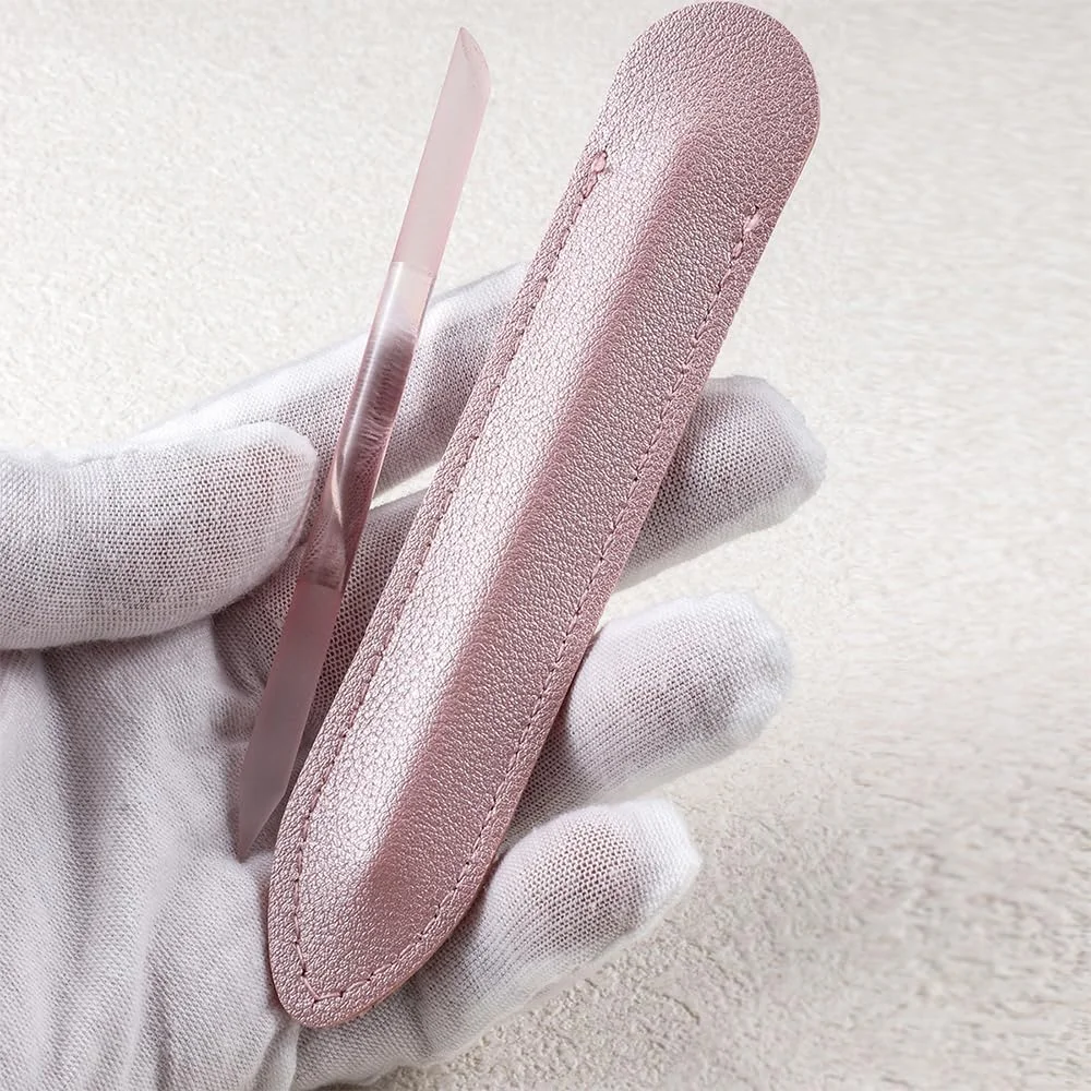 ست ۲ عددی ابزار از بین بردن پوست های اطراف ناخن شیشه ای، از بین برنده و مرتب کننده پوست های اطراف ناخن، چوب مانیکور شیشه ای دو طرفه با پوشش چرمی صورتی