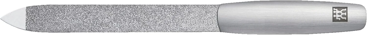 سوهان ناخن 13 سانتی متری Zwilling Twinox+. سوهان ناخن یاقوت کبود. فولاد ضد زنگ با کیفیت بالا و مقاوم در برابر زنگ زدگی با دانه های سنگ زنی. دارای سطوح زبر و نرم. پرداخت ساتن مات. تمیز کردن آسان. ساخت دقیق.