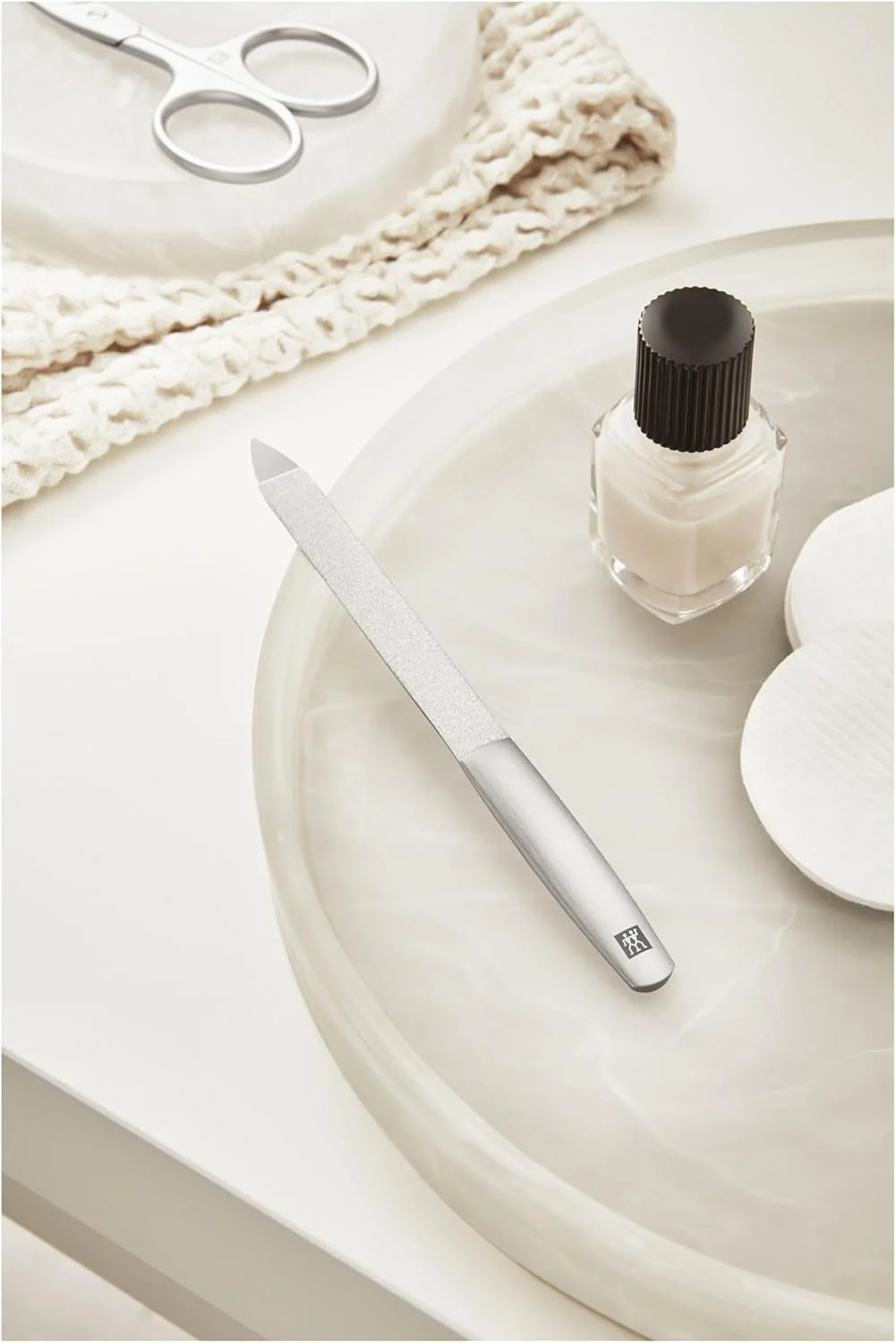 سوهان ناخن 13 سانتی متری Zwilling Twinox+. سوهان ناخن یاقوت کبود. فولاد ضد زنگ با کیفیت بالا و مقاوم در برابر زنگ زدگی با دانه های سنگ زنی. دارای سطوح زبر و نرم. پرداخت ساتن مات. تمیز کردن آسان. ساخت دقیق.