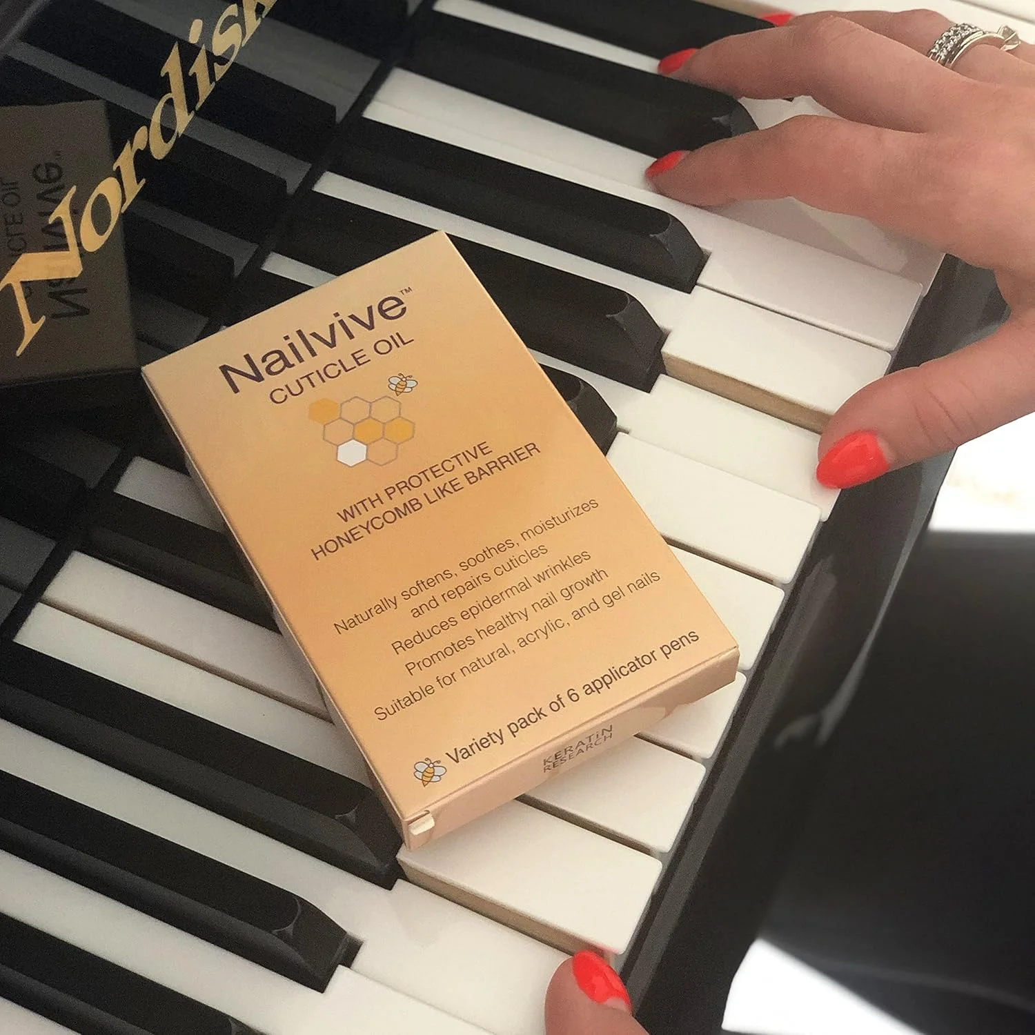 روغن کوتیکول ناخن Nailvive، شش قلم، روغن های احیا کننده، مجموعه طبیعی منحصر به فرد از روغن های غنی برای تامین رطوبت، محافظت و تغذیه کوتیکول های خشک، شکننده و ترک خورده، ناخن ها و پوست (بسته 6 عددی روغن کوتیکول) روغن کوتیکول ناخن Nailvive، شش قلم، روغن های احیا کننده، مجموعه طبیعی منحصر به فرد از روغن های غنی برای تامین رطوبت، محافظت و تغذیه کوتیکول های خشک، شکننده و ترک خورده، ناخن ها و پوست (بسته 6 عددی روغن کوتیکول)