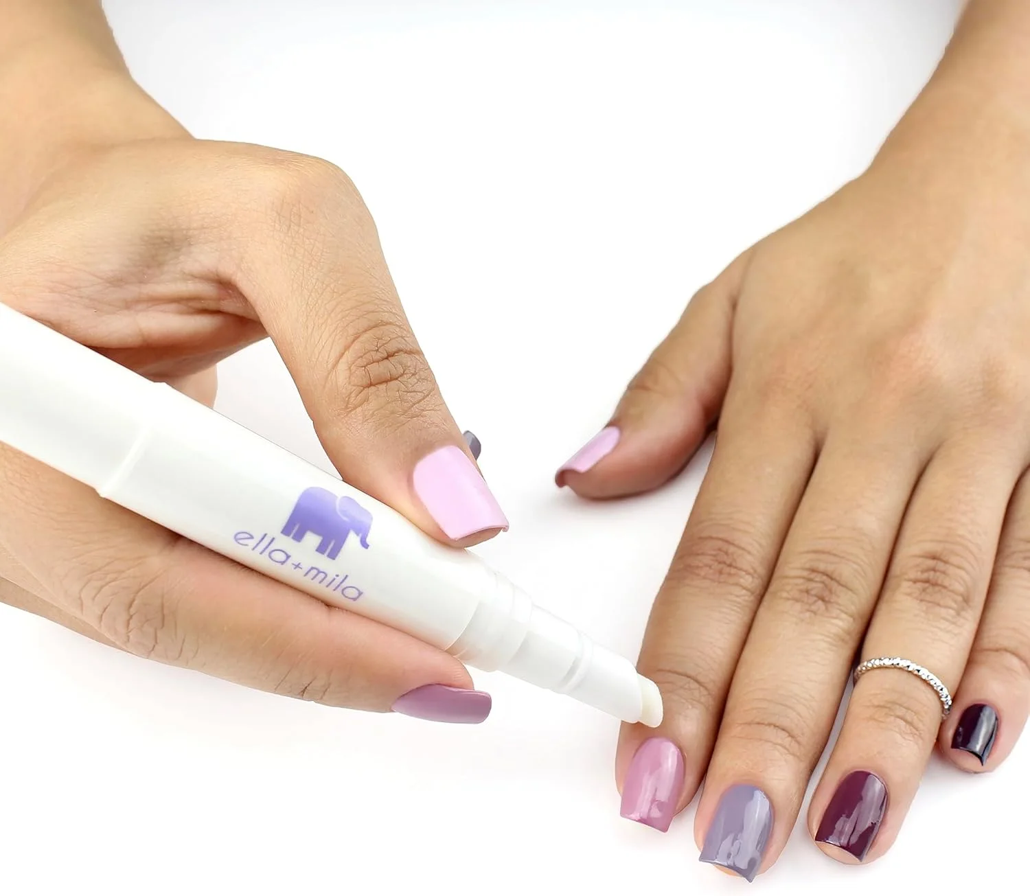 روغن کوتیکول نرم کننده ella+mila (اسطوخودوس) - روغن احیا کننده کوتیکول ناخن حاوی ویتامین E - قلم روغن کوتیکول و ناخن برای ناخن های سالم تر - قلم روغن کوتیکول ناخن وگان (4.14 میلی لیتر) روغن کوتیکول نرم کننده ella+mila (اسطوخودوس) - روغن احیا کننده کوتیکول ناخن حاوی ویتامین E - قلم روغن کوتیکول و ناخن برای ناخن های سالم تر - قلم روغن کوتیکول ناخن وگان (4.14 میلی لیتر)