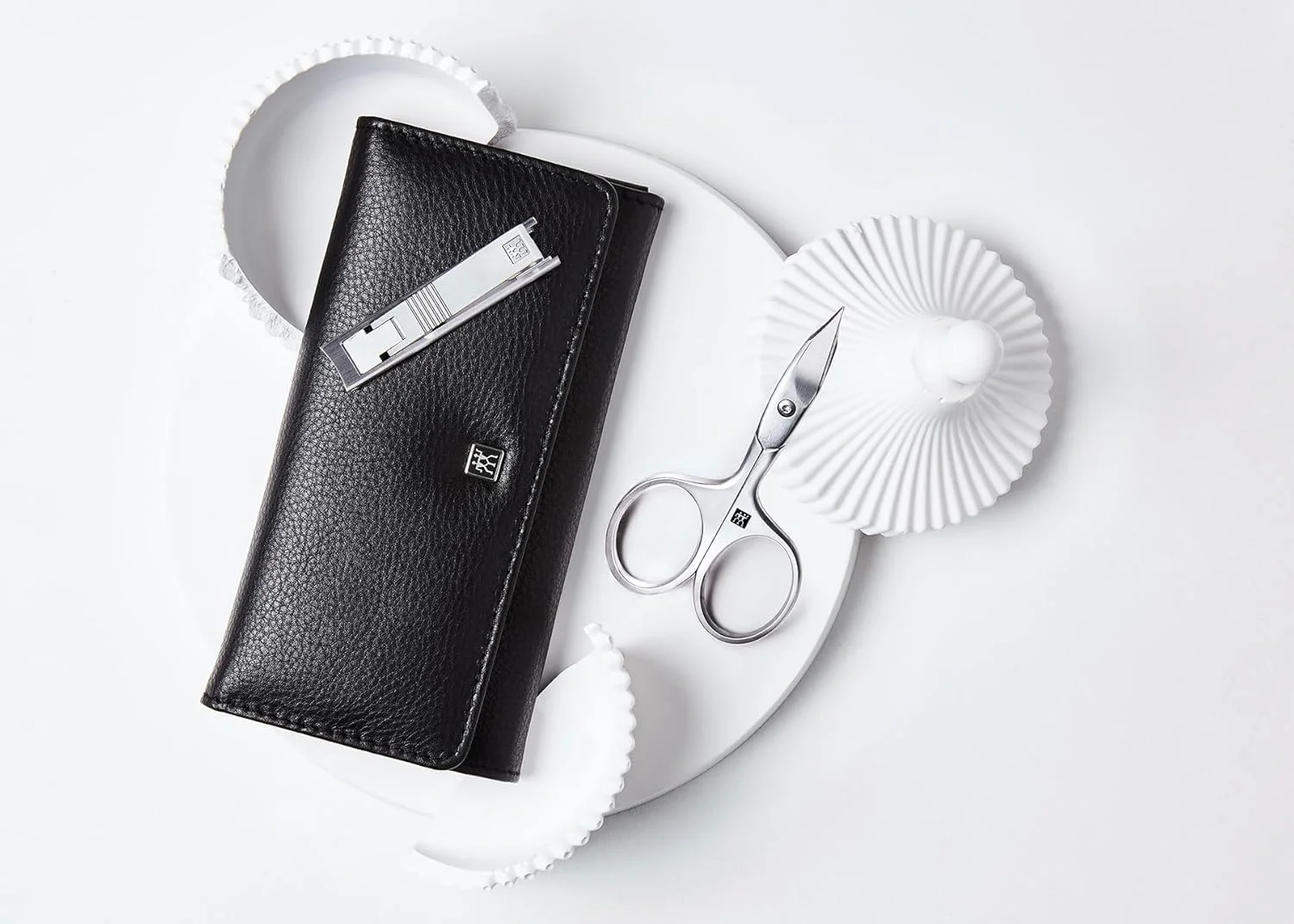 ست پدیکور 5 تکه چرم ناپا مشکی ممتاز ZWILLING به همراه قیچی ناخن و کوتیکول ست پدیکور 5 تکه چرم ناپا مشکی ممتاز ZWILLING به همراه قیچی ناخن و کوتیکول