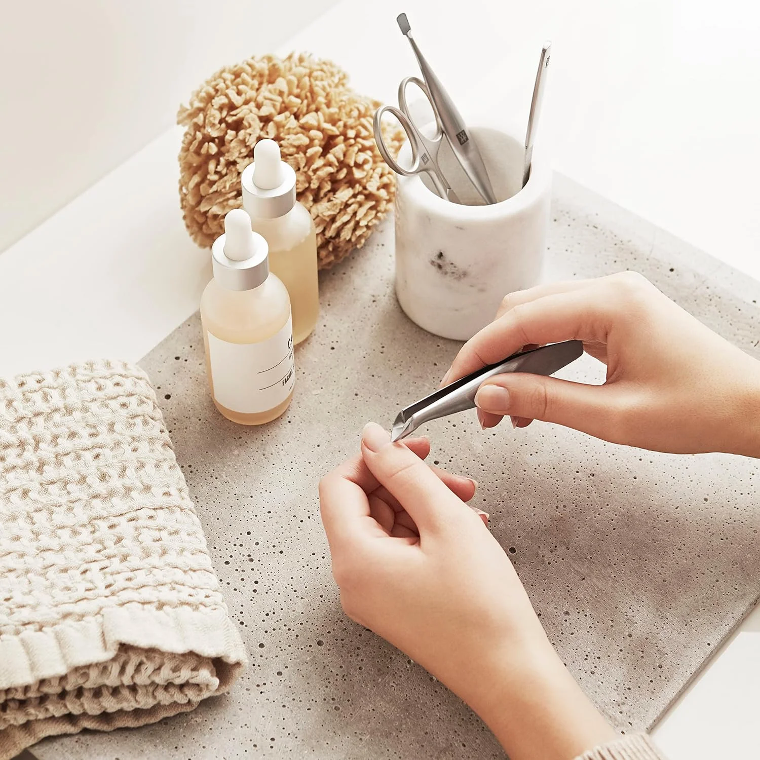 گوشت گیر نقره ای ممتاز ZWILLING از جنس استیل ضد زنگ مات برای برش آسان کوتیکول گوشت گیر نقره ای ممتاز ZWILLING از جنس استیل ضد زنگ مات برای برش آسان کوتیکول