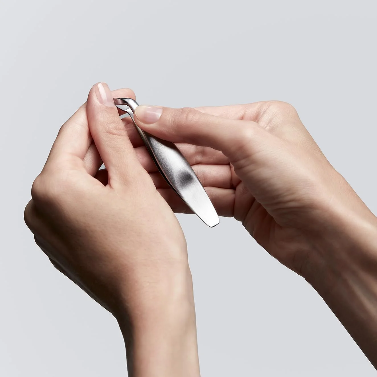 گوشت گیر نقره ای ممتاز ZWILLING از جنس استیل ضد زنگ مات برای برش آسان کوتیکول گوشت گیر نقره ای ممتاز ZWILLING از جنس استیل ضد زنگ مات برای برش آسان کوتیکول