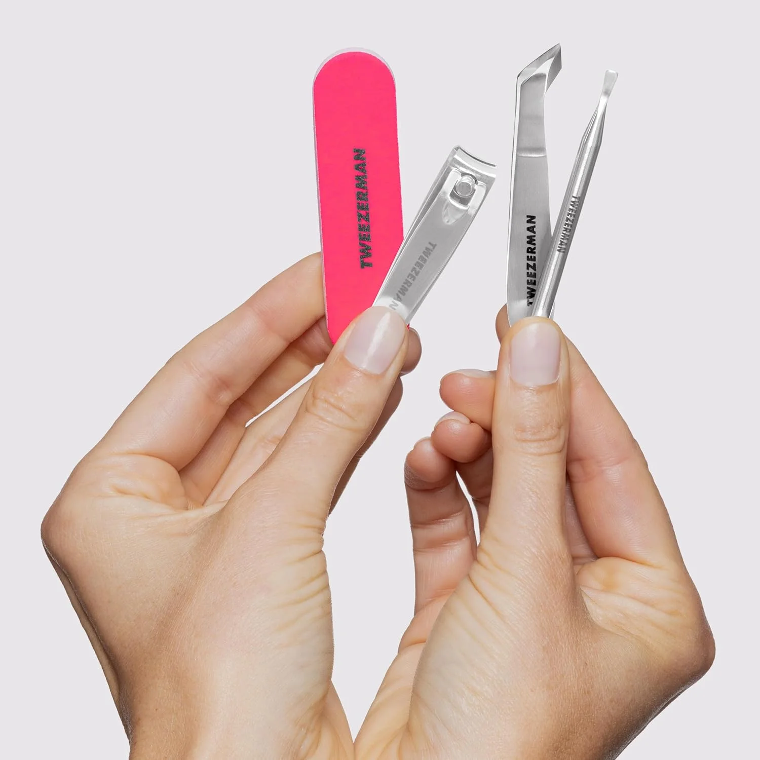 مجموعه نجات ناخن نئون مینی تویزرمن، شامل ابزارهای ضروری مانیکور برای مرتب کردن و شکل دادن دقیق ناخن ها و کوتیکول ها. این مجموعه قابل حمل برای مسافرت یا ترمیم ناخن در حرکت عالی است. دارای کیف نگهداری. مجموعه نجات ناخن نئون مینی تویزرمن، شامل ابزارهای ضروری مانیکور برای مرتب کردن و شکل دادن دقیق ناخن ها و کوتیکول ها. این مجموعه قابل حمل برای مسافرت یا ترمیم ناخن در حرکت عالی است. دارای کیف نگهداری.