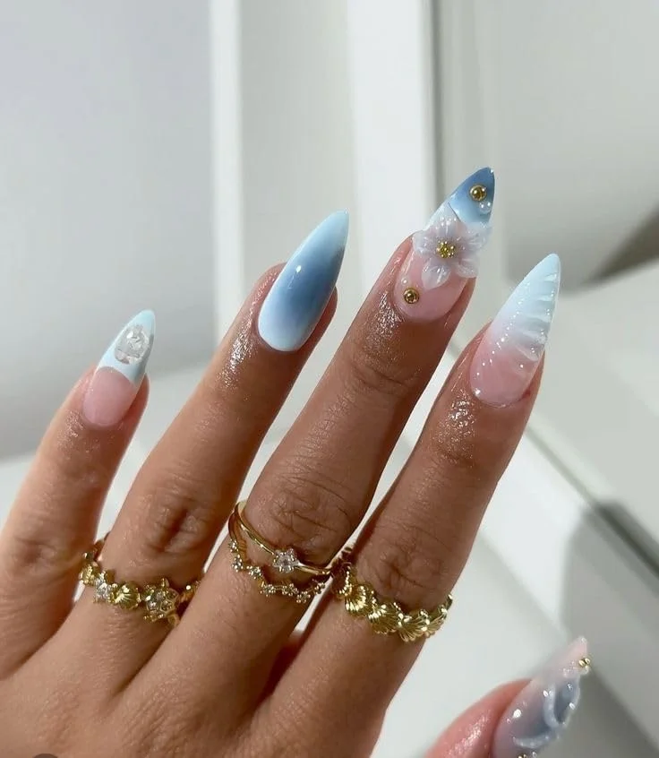 ناخن مصنوعی کوتاه MouyouGlow، طرح بادامی آبی فرانسوی گرادیانی با گل‌های سه بعدی، طرح گلدار، مروارید Y2K، ناخن‌های مصنوعی با چسب ناخن، نوک آبی آمبره گل تابستانی INS ناخن انگشت مصنوعی