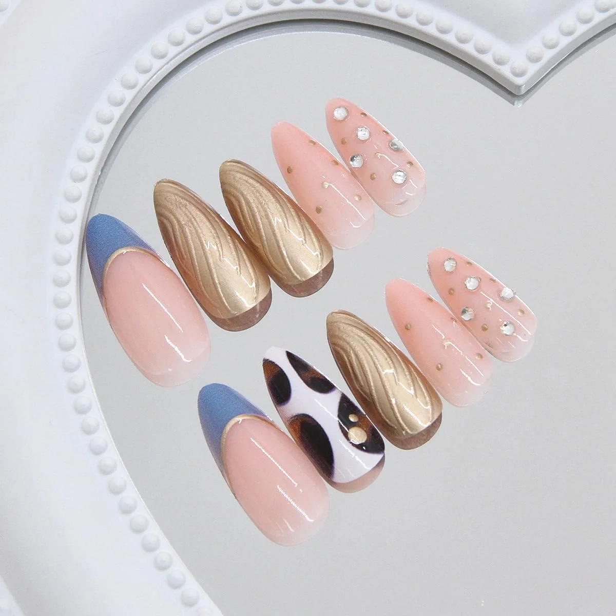 ناخن مصنوعی کوتاه MouyouGlow، طرح بادامی فرنچ آبی، طرح سه بعدی طلایی موج دار پلنگی الماسی، ناخن های مصنوعی Y2k با چسب ناخن، نوک آبی راه راه کریستالی INS