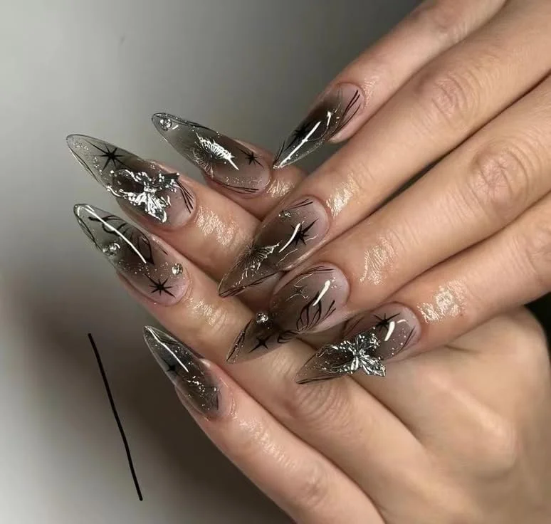 ناخن مصنوعی مویوگلو، قد متوسط، بادامی، مشکی شیشه‌ای، طرح پروانه و ستاره سه بعدی، ناخن های مصنوعی Y2K با چسب ناخن، ناخن های مصنوعی گوتیک