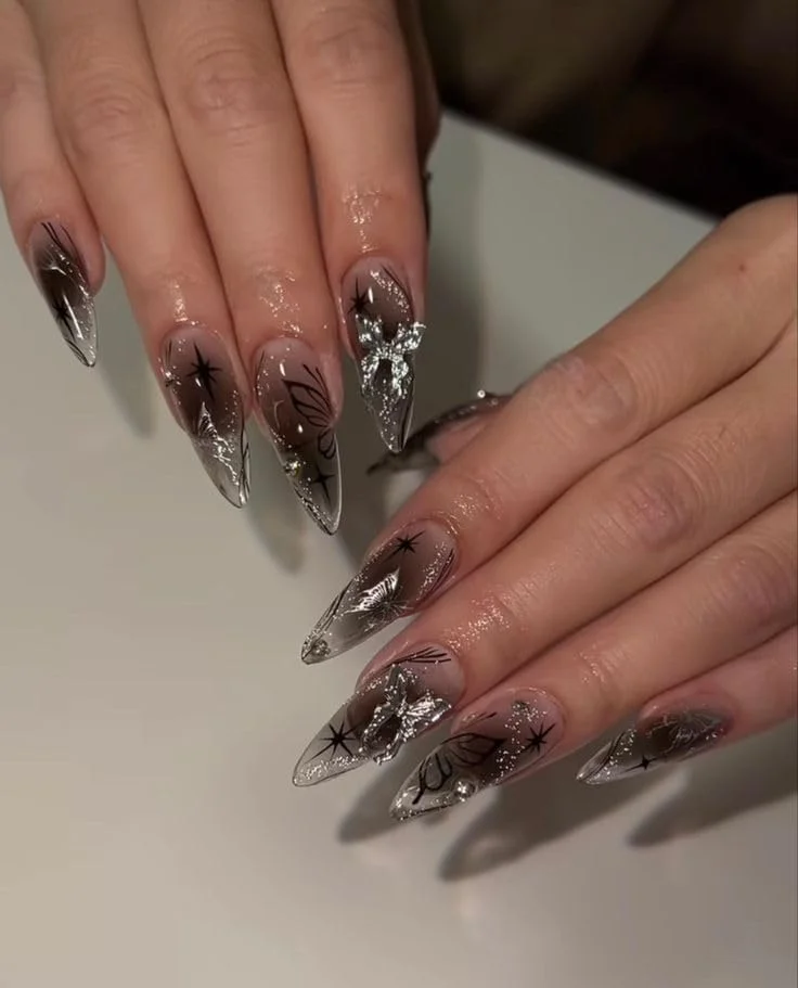 ناخن مصنوعی مویوگلو، قد متوسط، بادامی، مشکی شیشه‌ای، طرح پروانه و ستاره سه بعدی، ناخن های مصنوعی Y2K با چسب ناخن، ناخن های مصنوعی گوتیک