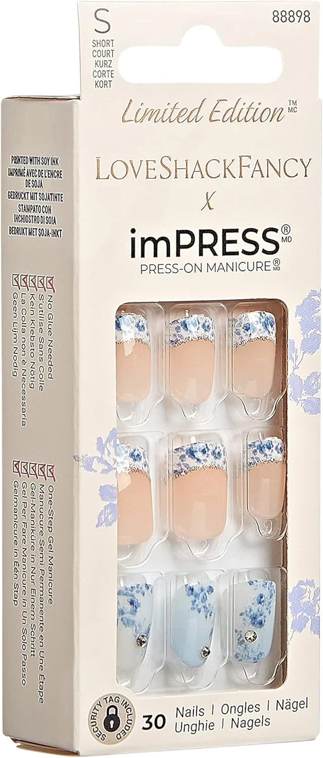 ناخن مصنوعی چسبی نسخه محدود LoveShackFancy x imPRESS KISS، مدل "Hydrangea Blue"، ناخن های آبی کوتاه مربعی، شامل پد آماده سازی، سوهان ناخن کوچک، چوبچه کوتیکول و 30 ناخن مصنوعی