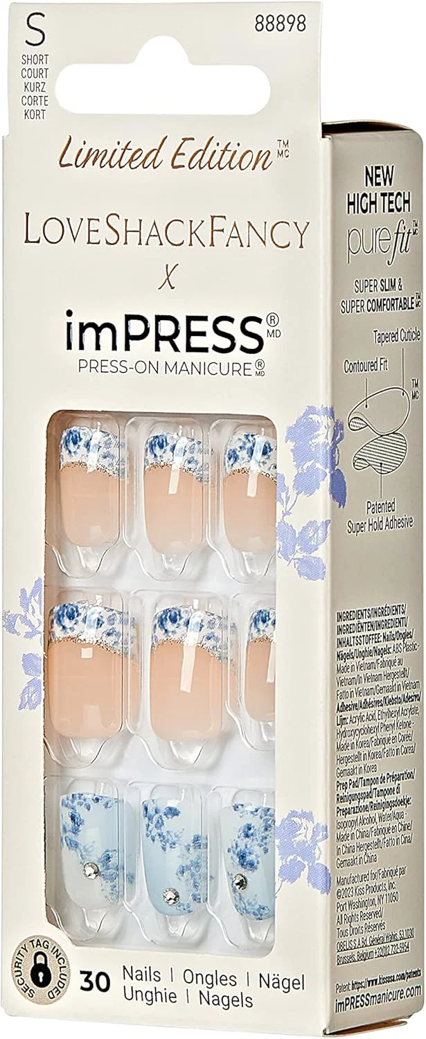 ناخن مصنوعی چسبی نسخه محدود LoveShackFancy x imPRESS KISS، مدل "Hydrangea Blue"، ناخن های آبی کوتاه مربعی، شامل پد آماده سازی، سوهان ناخن کوچک، چوبچه کوتیکول و 30 ناخن مصنوعی