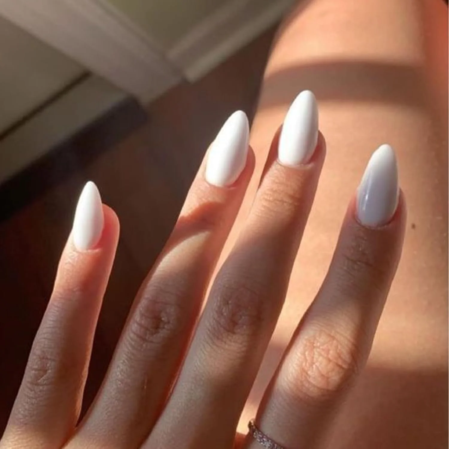 ناخن مصنوعی بادامی سفید Modelones، ناخن های مصنوعی بادامی کوتاه، کیت ناخن قابل استفاده مجدد با چسب ناخن، سوهان ناخن کوچک، 32 عدد ناخن در 16 سایز، هدیه ای برای زنان و دختران