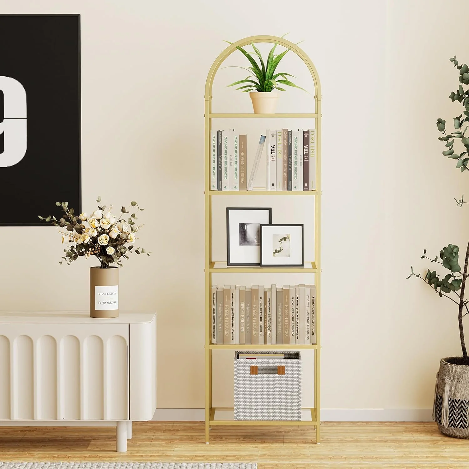 قفسه کتاب باریک 5 طبقه Homhedy با طراحی قوسی، قفسه کتاب بلند و باریک، قاب فلزی و طبقات شیشه ای حرارت دیده، ایده آل برای دفتر کار خانگی، اتاق نشیمن، اتاق خواب، مطالعه، حمام، سبک مدرن، طلایی