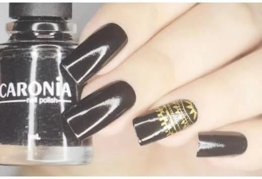 لاک ناخن کارونیا رنگ مشکی مخملی معمولی - استفاده آسان - خشک شدن سریع - فرمول ماندگار - 15 میلی لیتر