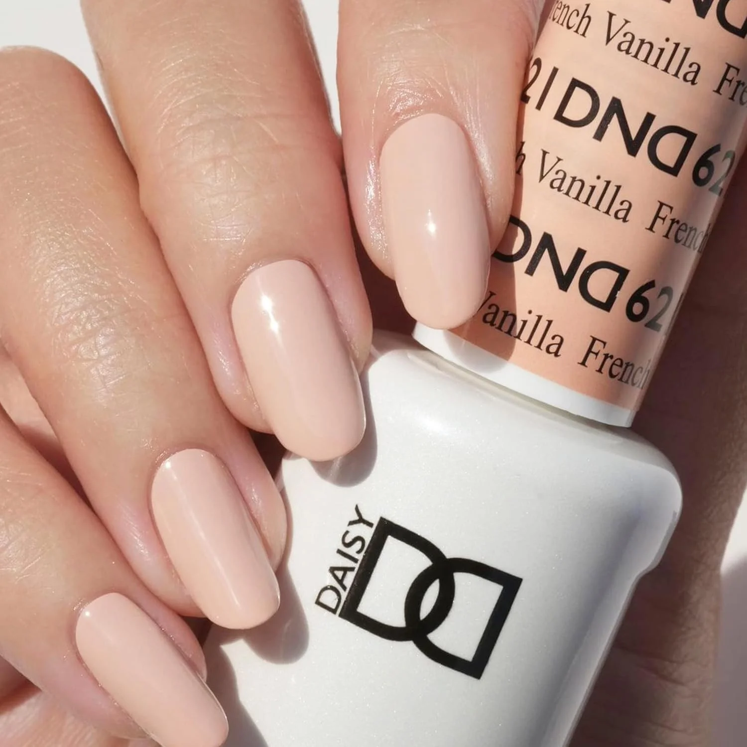 ست لاک ژل DAISY DND - لاک ژل بژ و لاک ناخن بژ، 621 وانیل فرانسوی، 15 میلی لیتر ست لاک ژل DAISY DND - لاک ژل بژ و لاک ناخن بژ، 621 وانیل فرانسوی، 15 میلی لیتر