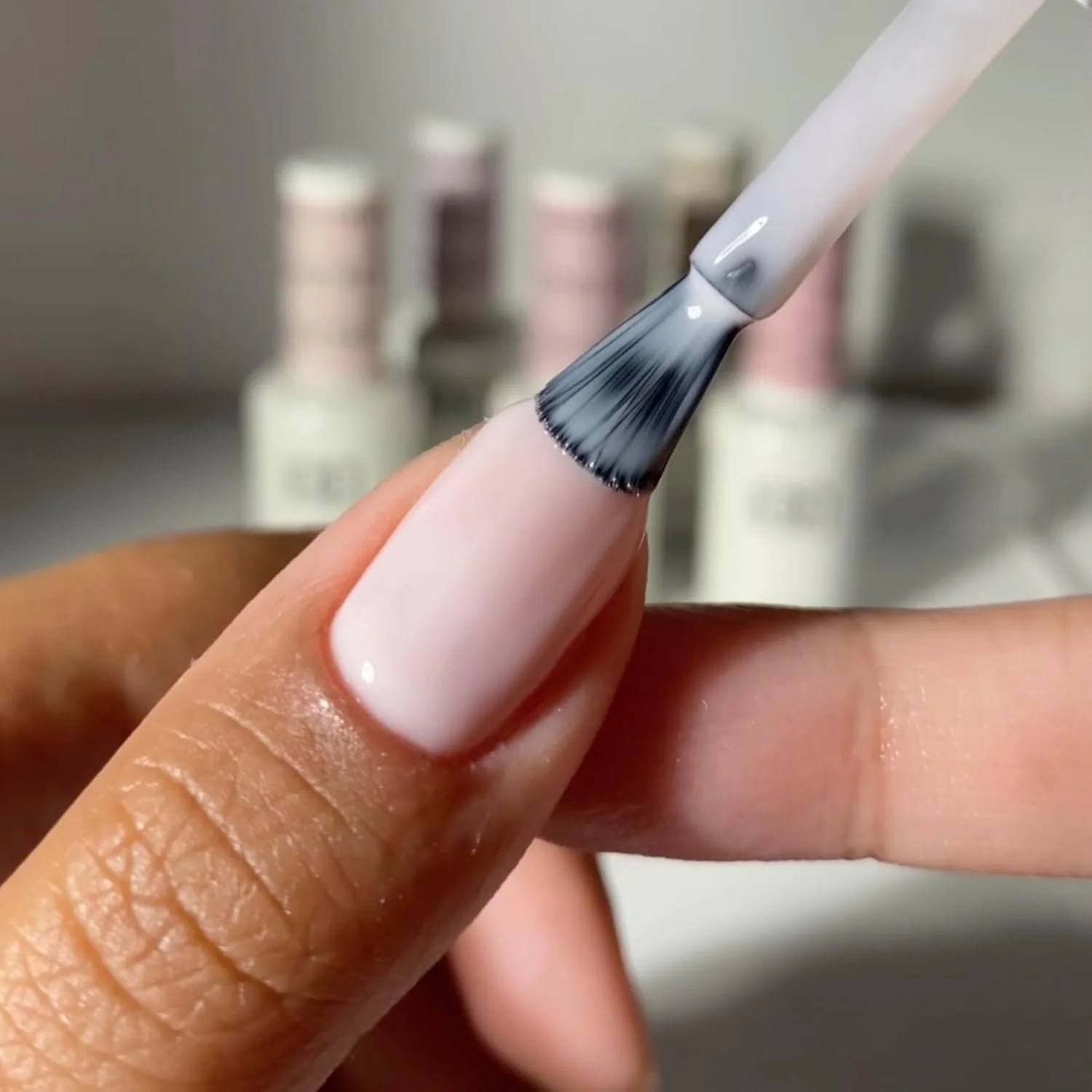 ست لاک ژل DND، کالکشن شِیر، لاک ژل UV/LED و لاک ناخن خشک شونده در هوا، ست دوتایی لاک بدون لب پر شدن، 860 She’s White? She’s Pink?، 15 میلی لیتر ست لاک ژل DND، کالکشن شِیر، لاک ژل UV/LED و لاک ناخن خشک شونده در هوا، ست دوتایی لاک بدون لب پر شدن، 860 She’s White? She’s Pink?، 15 میلی لیتر