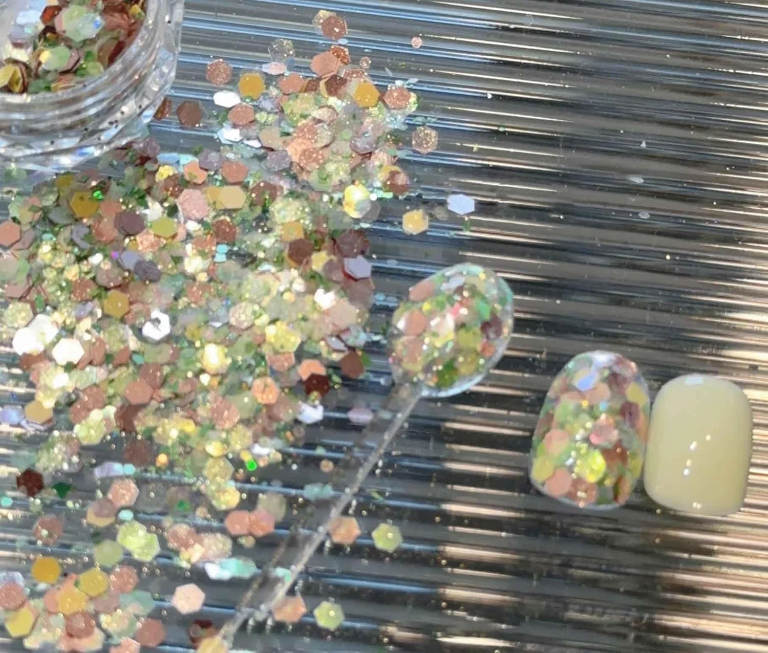 پودر اکلیل درشت چند منظوره سری First Encounter ADHERE، پولک های براق درجه آرایشی، مناسب برای سالن ناخن، هنر رزین، اپوکسی UV، ساخت اسلایم DIY، 1 گرم (زیر درخت لیمو) پودر اکلیل درشت چند منظوره سری First Encounter ADHERE، پولک های براق درجه آرایشی، مناسب برای سالن ناخن، هنر رزین، اپوکسی UV، ساخت اسلایم DIY، 1 گرم (زیر درخت لیمو)