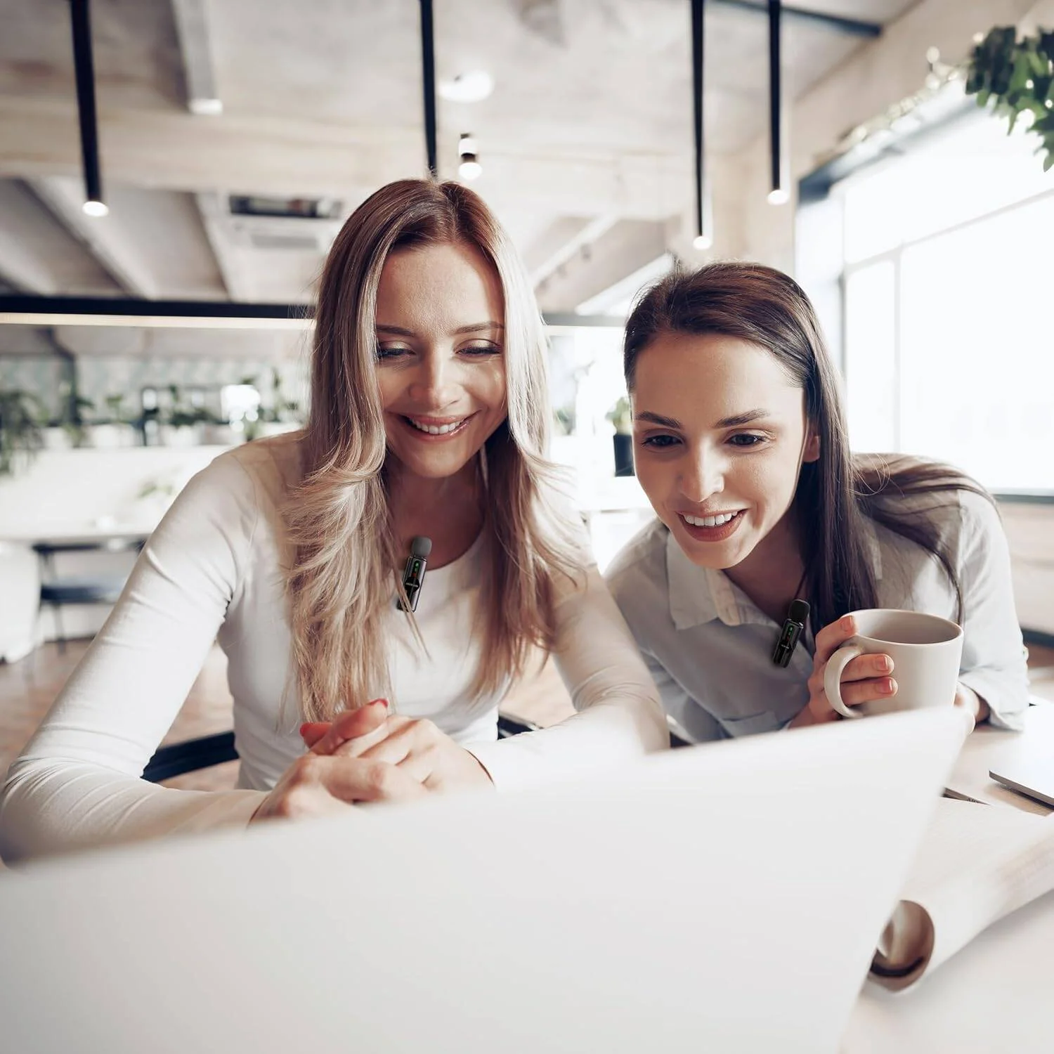 میکروفون دوگانه 3 در 1 گرین لاین مدل GM-76X، برد انتقال 20 متری، عمر باتری 5 ساعته، باتری میکروفون 65 میلی آمپر، حالت Reverb، کیفیت صدای HD، تاخیر بسیار کم، پشتیبانی از Lightning Head/USB-C/USB-A - مشکی