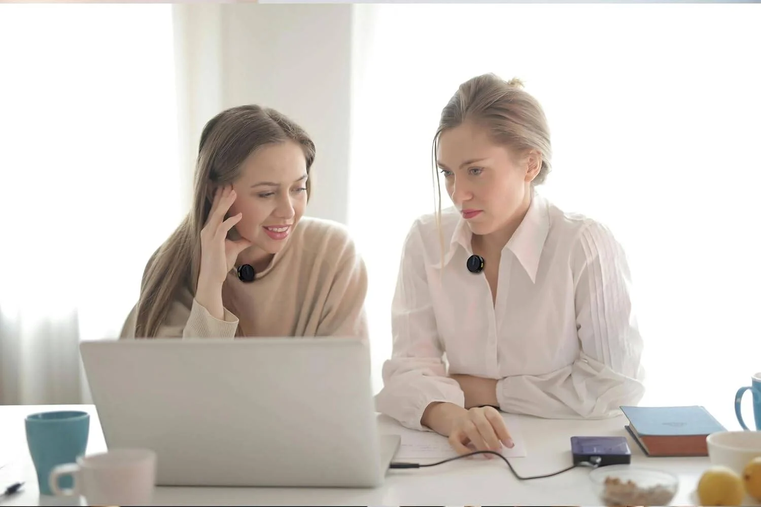 میکروفون بی سیم لایت Green Lion GLM، جمع و جور و قابل حمل، نمایشگر دیجیتال، برد انتقال تا 20 متر، فرکانس دیجیتال 2.4 گیگاهرتز، 21 ساعت با کیس شارژ، 21 ساعت کارکرد با باتری 800 میلی آمپر ساعت