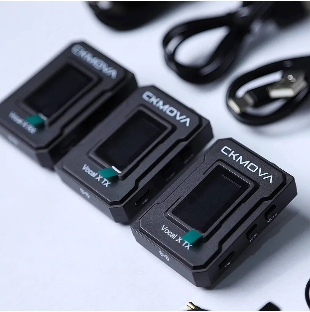 میکروفون بی‌سیم دو کاناله فوق‌العاده فشرده CKMOVA Vocal X V2، دارای 2 فرستنده TX و 1 گیرنده RX، نمایشگر OLED، مونو/استریو، خروجی 2.4 گیگاهرتز - برد 100 متری، باتری 10 ساعته، Type-C، 3.5 میلی‌متری، مشکی | Vocal X V2
