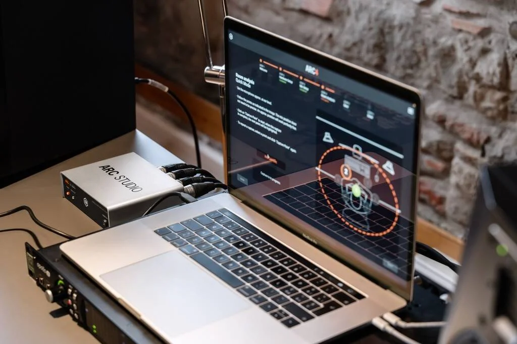 سیستم پیشرفته اصلاح آکوستیک اتاق IK Multimedia ARC Studio، همراه با نرم افزار ARC4، پردازنده سخت افزاری ARC Studio و میکروفون اندازه گیری ARC MEMS، Mac/PC VST, AU, AAX | IP-ARC-STUDIO-IN