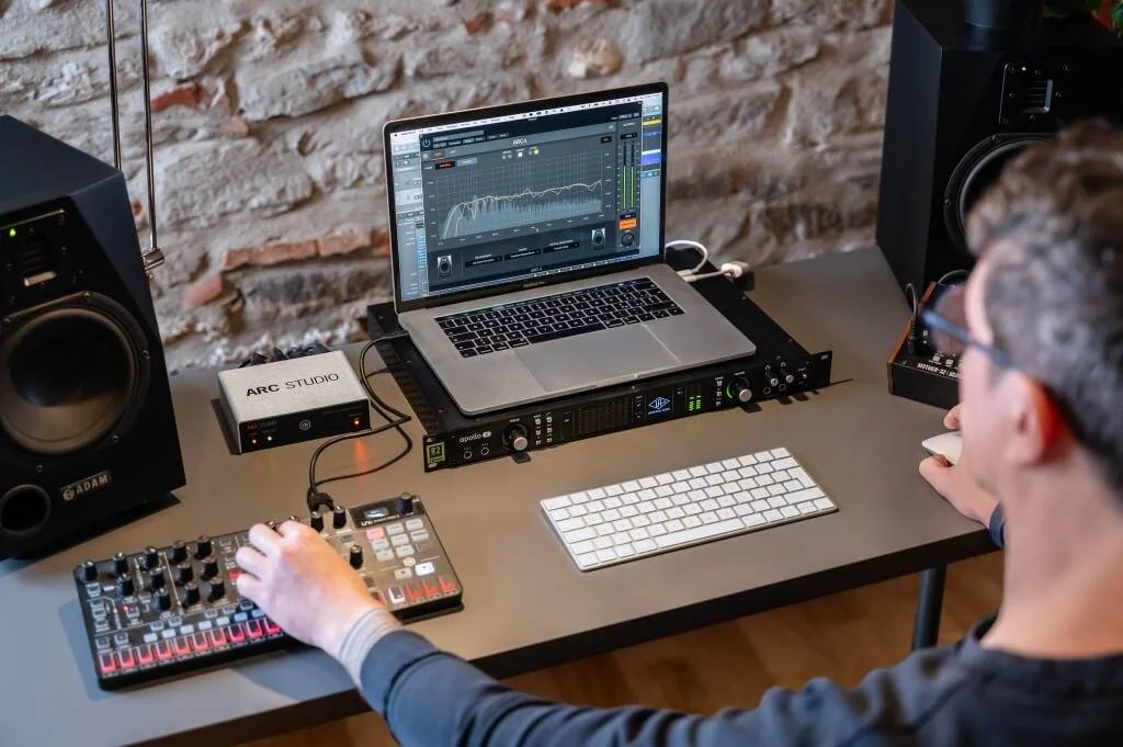 سیستم پیشرفته اصلاح آکوستیک اتاق IK Multimedia ARC Studio، همراه با نرم افزار ARC4، پردازنده سخت افزاری ARC Studio و میکروفون اندازه گیری ARC MEMS، Mac/PC VST, AU, AAX | IP-ARC-STUDIO-IN