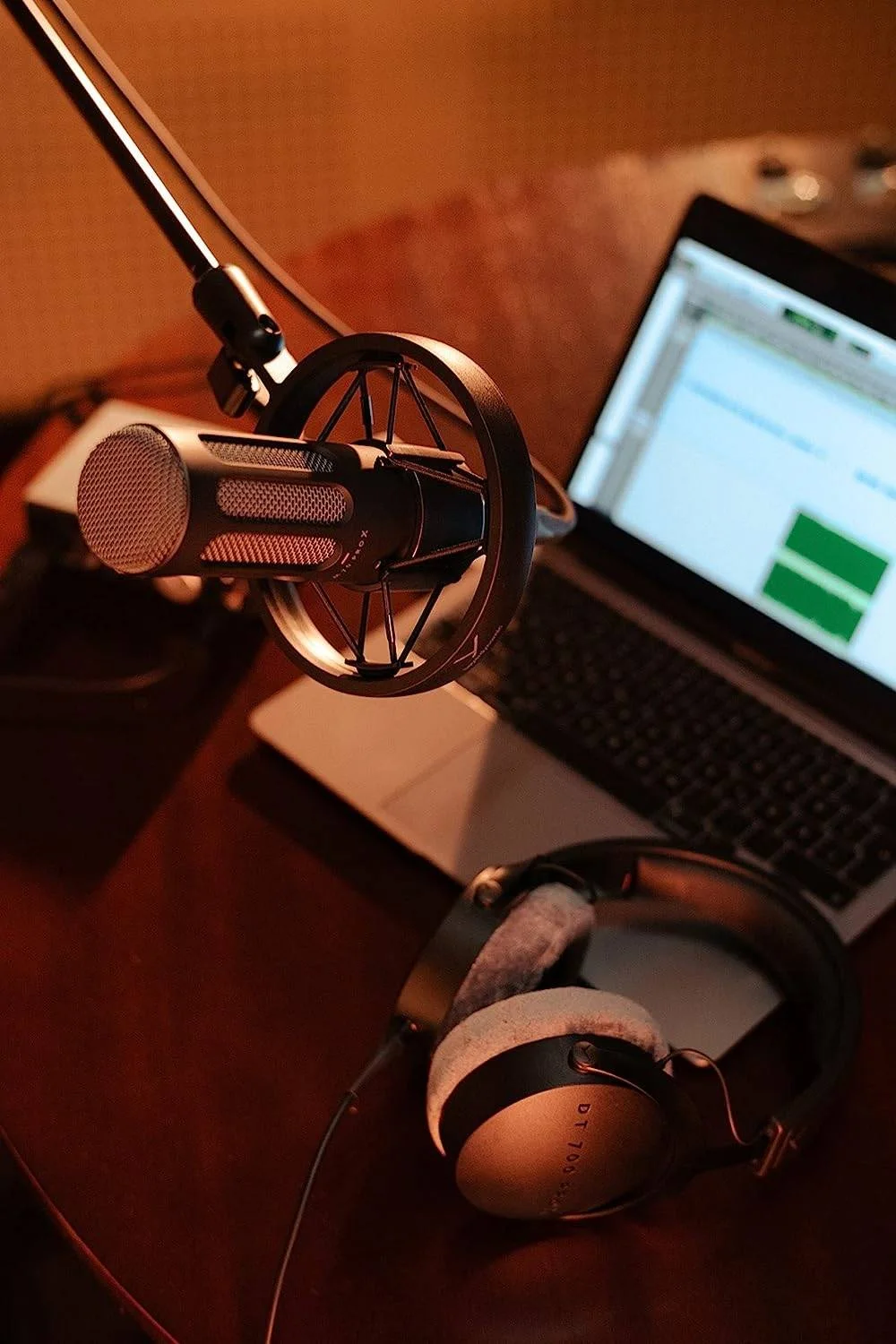 میکروفون کاندنسر سایز 34 میلی متری Beyerdynamic M 90 PRO X با لرزه گیر و پاپ فیلتر، XLR کم نویز (کاردیوید)، مشکی | 718211