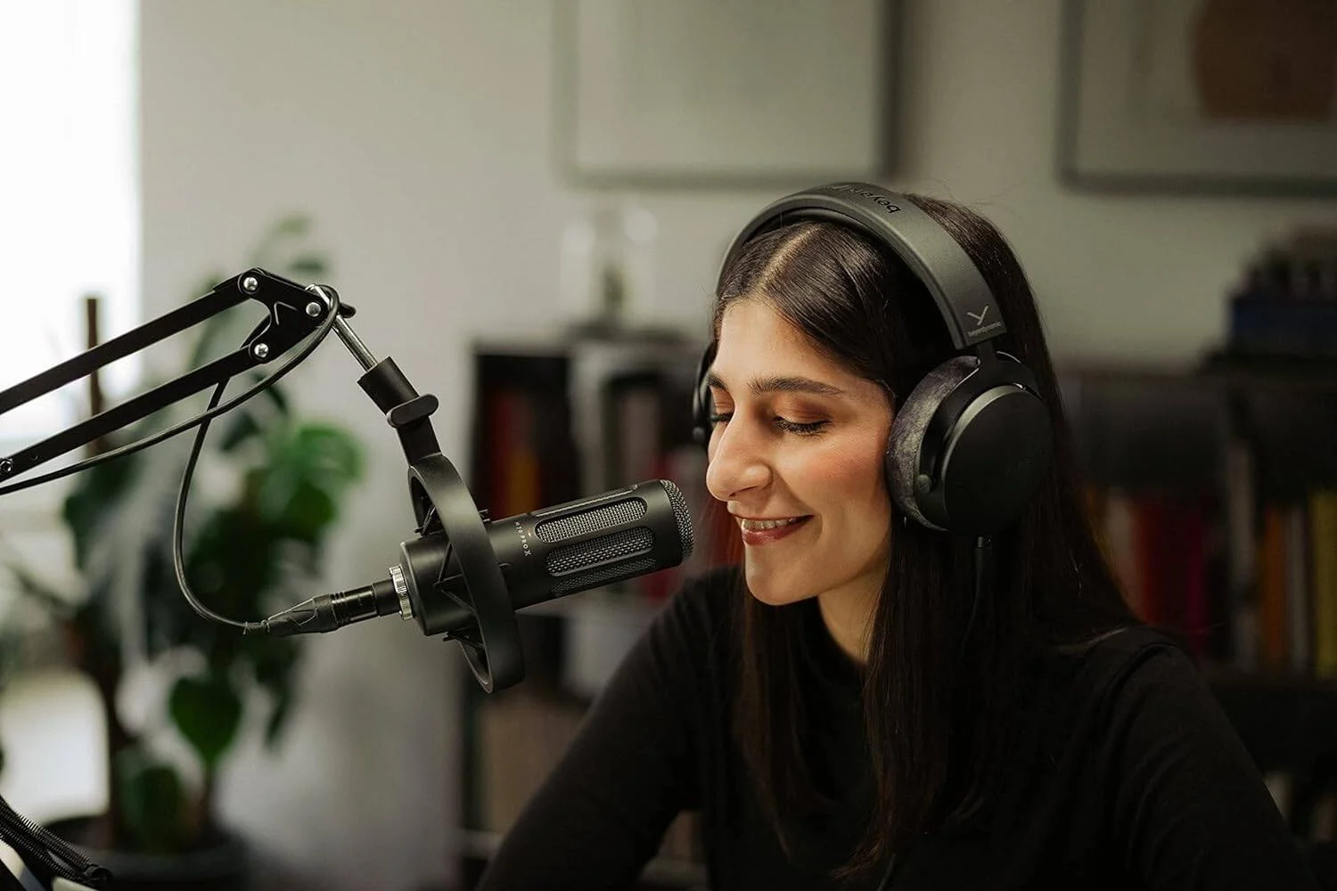 میکروفون دینامیک کاردیوئید XLR بیرداینامیک M 70 PRO X مناسب پخش صدا، به همراه لرزه‌گیر و پاپ فیلتر - مشکی | M 70 PRO X