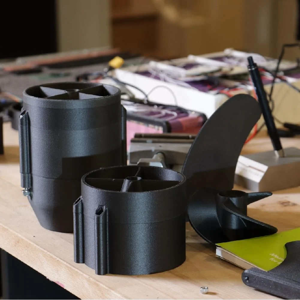 فیلامنت پلی‌میکر Fiberon PPS-CF10 مشکی 1.75 میلی‌متر 3 کیلوگرم، مقاومت حرارتی فوق‌العاده - فیلامنت PPS تقویت‌شده با فیبر کربن Fiberon مناسب برای قالب‌گیری پرینت سه‌بعدی