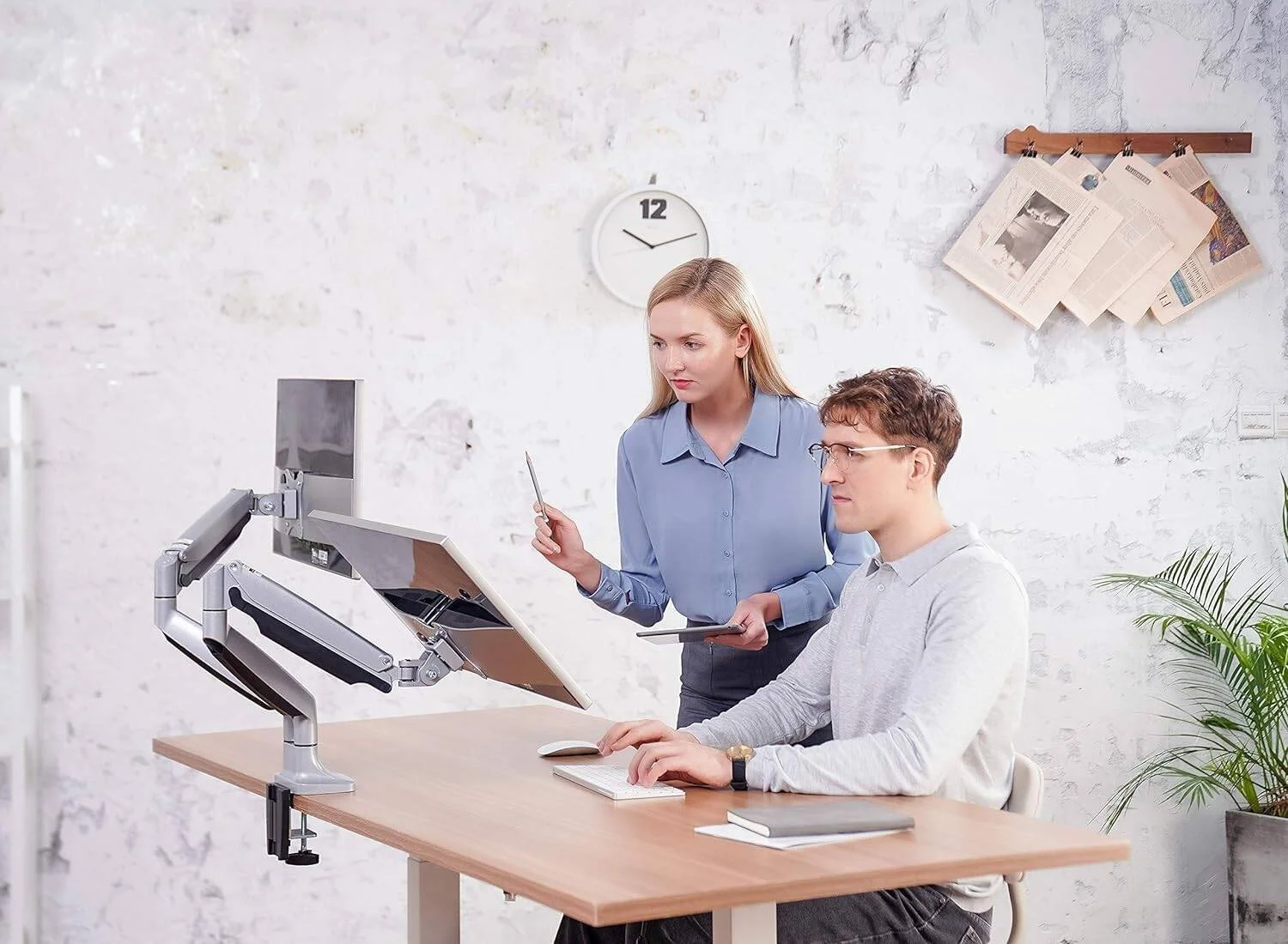 پایه نگهدارنده دو مانیتوره Skill Tech، با حرکت کامل و چرخان، مناسب برای 2 صفحه نمایش کامپیوتر 13 تا 32 اینچ، بازوی LCD فنری گازی، نقره ای پایه نگهدارنده دو مانیتوره Skill Tech، با حرکت کامل و چرخان، مناسب برای 2 صفحه نمایش کامپیوتر 13 تا 32 اینچ، بازوی LCD فنری گازی، نقره ای