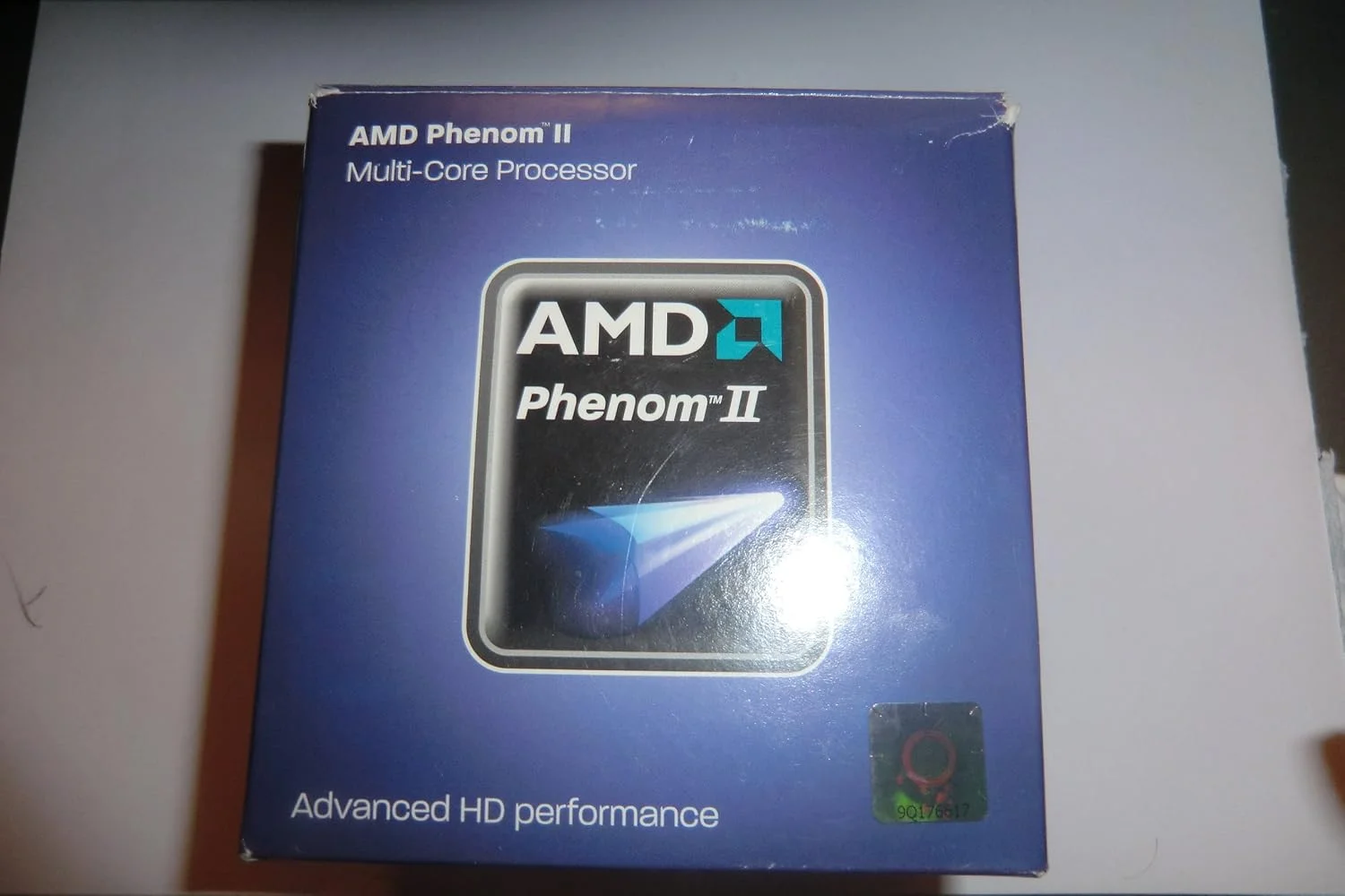 پردازنده چهارهسته‌ای AMD Phenom II X4 945 Deneb 3.0 GHz با 4x512 کیلوبایت حافظه کش L2، سوکت AM3 و توان مصرفی 95 وات - نسخه خرده فروشی HDX945WFGMBOX