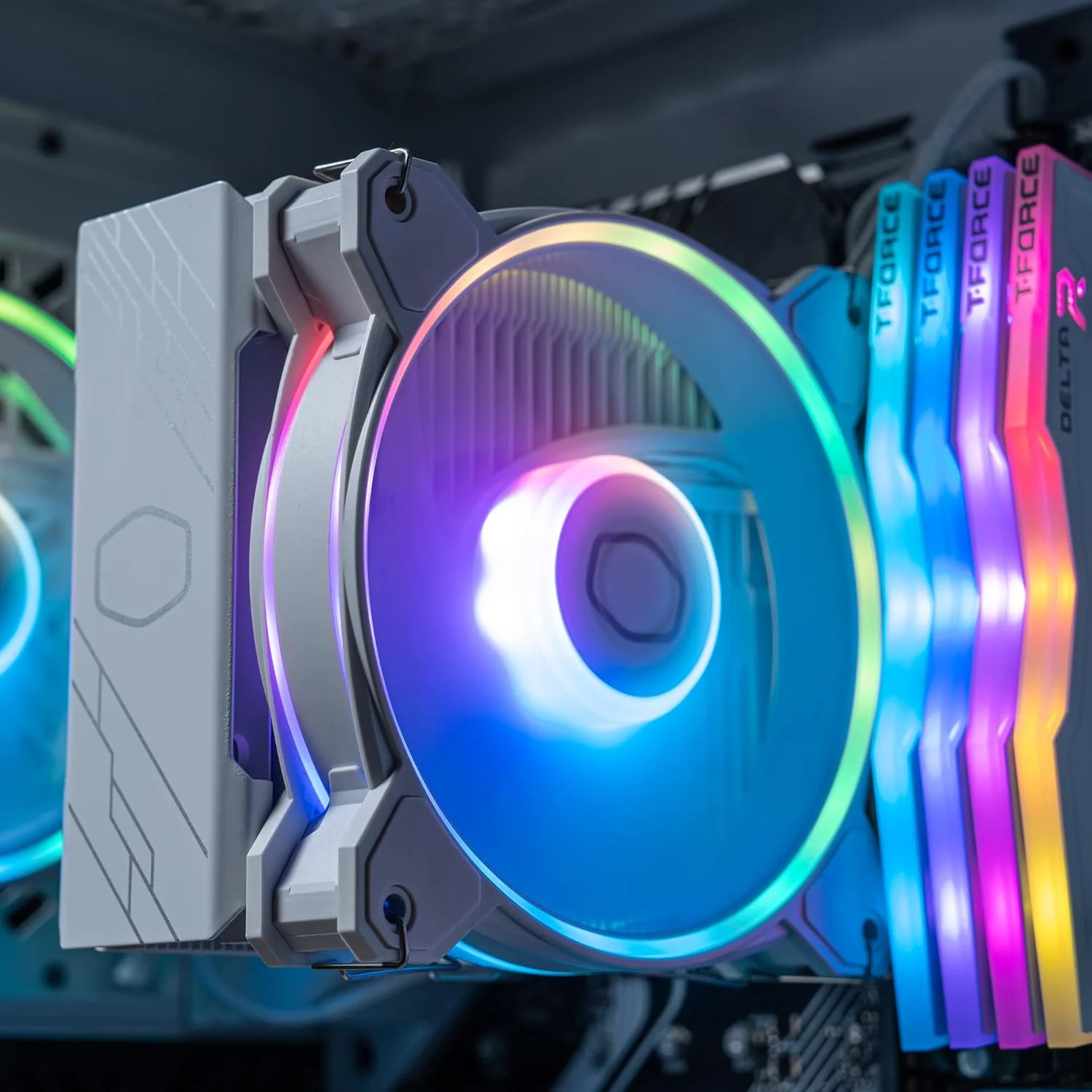 خنک کننده بادی پردازنده Cooler Master Hyper 212 Halo - روکش آلومینیومی سفید خالص، 4 لوله حرارتی تماسی مستقیم مداوم با پره ها، فن MF120 Halo2 ARGB، تشخیص خودکار ARGB، براکت های LGA1700 و AM5 - سفید