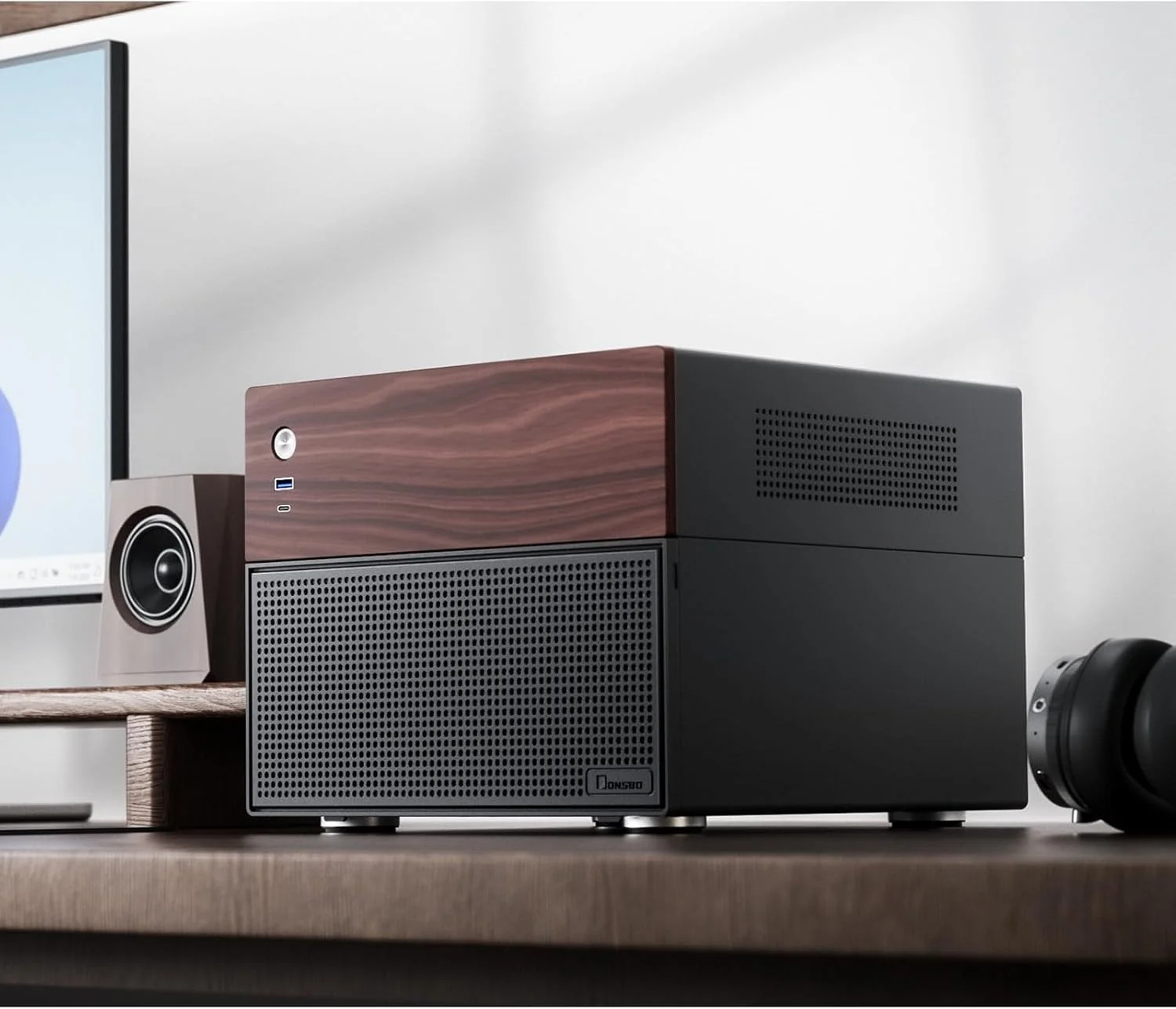 کیس کامپیوتر NAS مدل JONSBO N4 مشکی، چوب گردو، 8 جایگاه درایو/6 * 3.5 اینچی HDD (4 عدد تعویض سریع، 2 عدد غیر تعویض سریع)، 2 * 2.5 اینچی SSD، شاسی Micro ATX، USB3.2Gen2Type-C، 1 عدد فن 120 میلی متری داخلی، مشکی