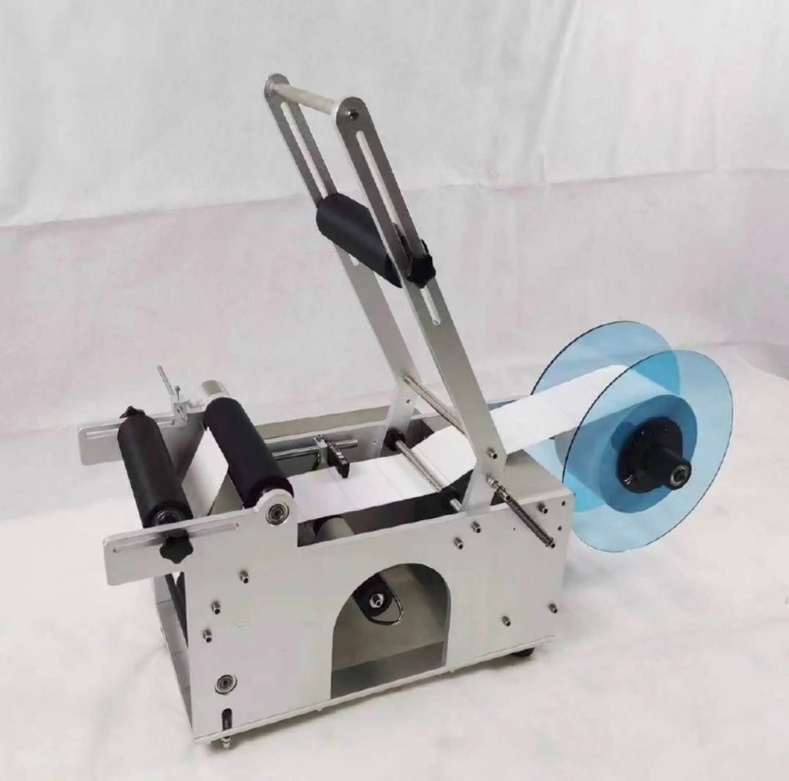 دستگاه برچسب زن دستی بطری Flex-Europa FE، دستگاه نیمه اتوماتیک برای بطری های گرد، محدوده قطر 15 تا 140 میلی متر، دقت ±1 میلی متر، عملکرد با سرعت بالا، ظرفیت رول 250 میلی متر | FE-Manual Bottler دستگاه برچسب زن دستی بطری Flex-Europa FE، دستگاه نیمه اتوماتیک برای بطری های گرد، محدوده قطر 15 تا 140 میلی متر، دقت ±1 میلی متر، عملکرد با سرعت بالا، ظرفیت رول 250 میلی متر | FE-Manual Bottler