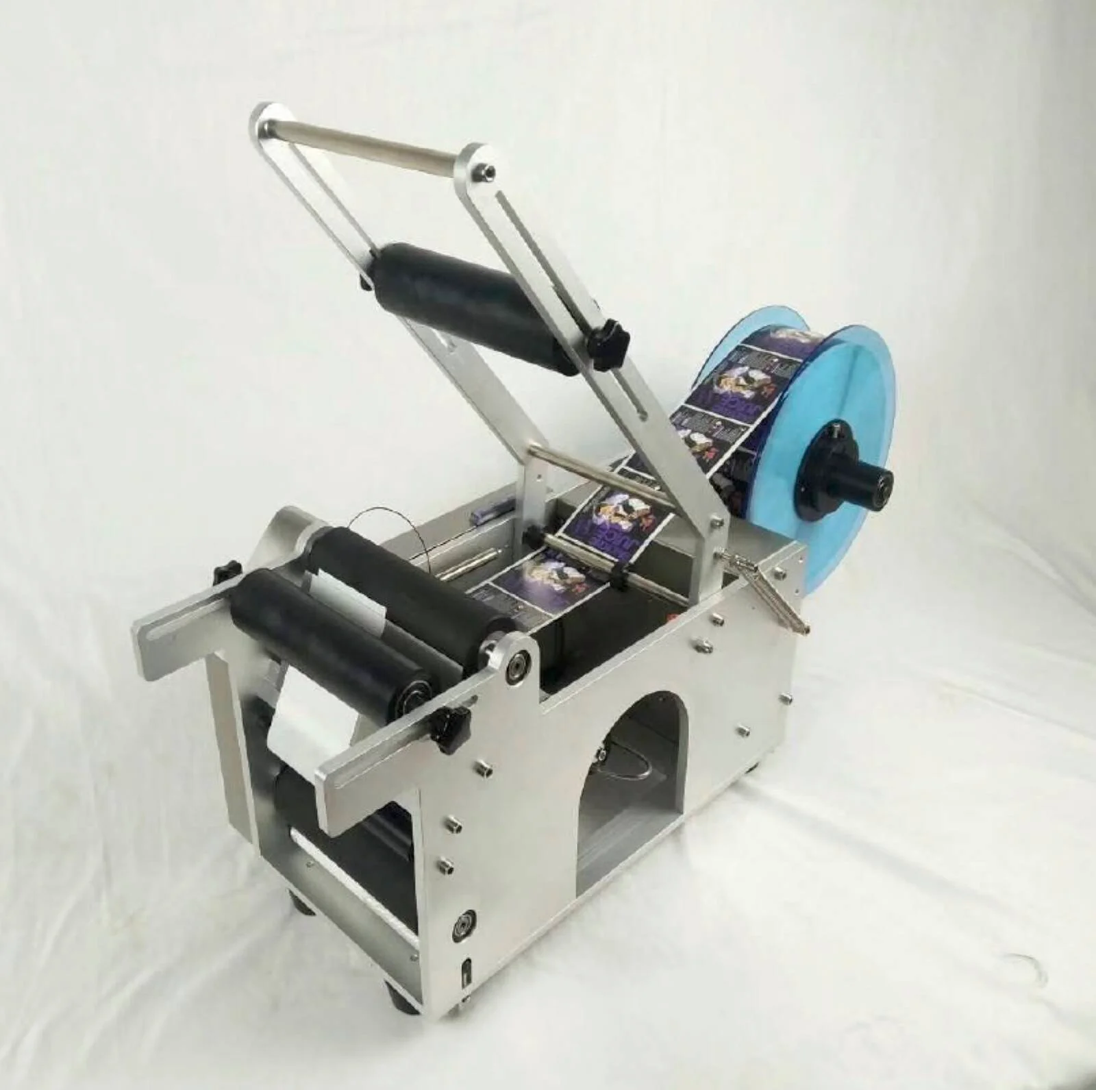 دستگاه برچسب زن دستی بطری Flex-Europa FE، دستگاه نیمه اتوماتیک برای بطری های گرد، محدوده قطر 15 تا 140 میلی متر، دقت ±1 میلی متر، عملکرد با سرعت بالا، ظرفیت رول 250 میلی متر | FE-Manual Bottler دستگاه برچسب زن دستی بطری Flex-Europa FE، دستگاه نیمه اتوماتیک برای بطری های گرد، محدوده قطر 15 تا 140 میلی متر، دقت ±1 میلی متر، عملکرد با سرعت بالا، ظرفیت رول 250 میلی متر | FE-Manual Bottler