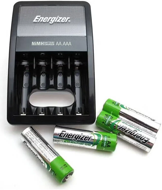 شارژر باتری نیم‌هیدرید فلز نیکل Energizer Recharge Value، جریان شارژ "AA" 260-300mA و "AAA" 120-150mA، کنترل زمان ~11 ساعت، تشخیص Delta V، مشکی / سفید | CHVCM4