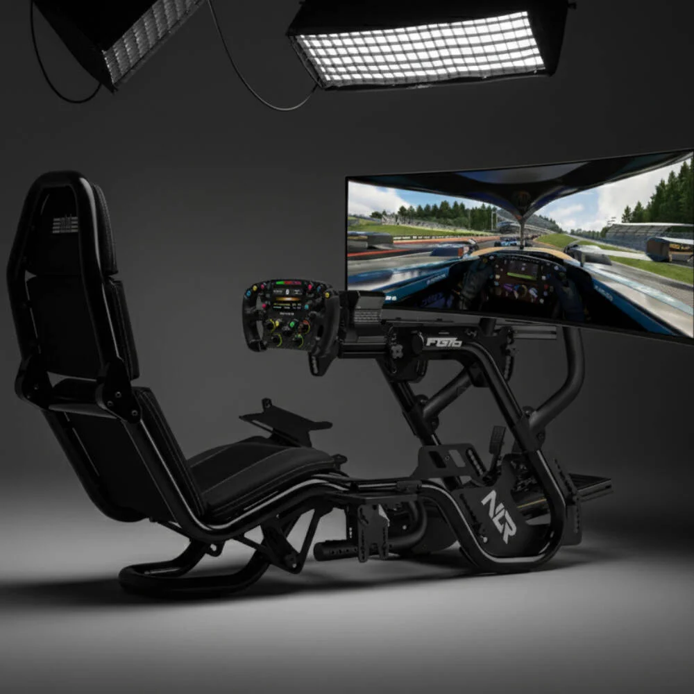 بسته شبیه ساز مسابقه فرمول یک MOZA Apex شامل پایه فرمان R12 V2، فرمان FSR2، پدال CRP2، صندلی مسابقه ای NLR F-GT Pro به همراه محل نصب دسته دنده، سینی کیبورد و نگهدارنده مانیتور، مانیتور 49 اینچ Samsung OLED G9 و زیرانداز سایز خیلی بزرگ