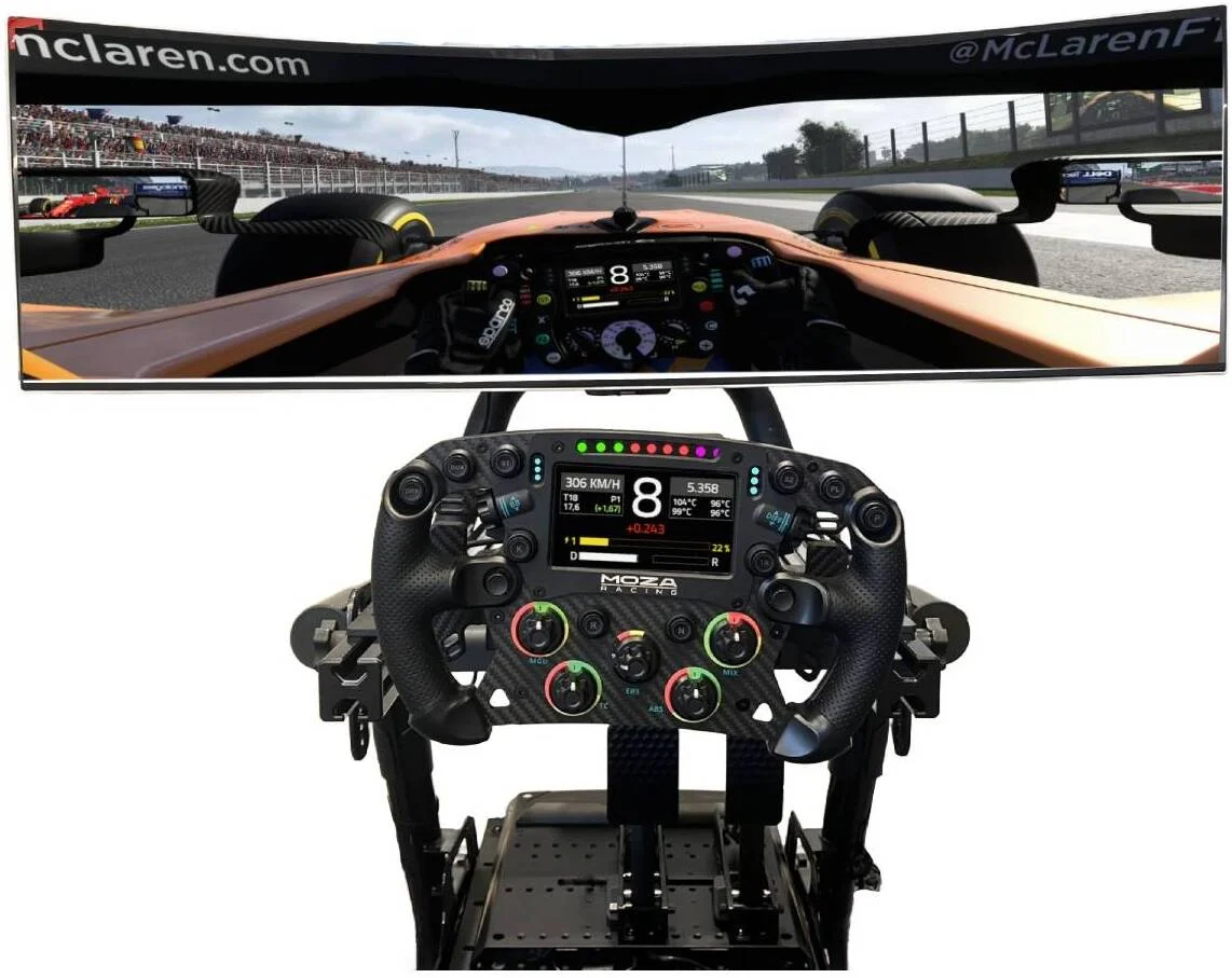 بسته شبیه ساز مسابقه فرمول یک MOZA Apex شامل پایه فرمان R12 V2، فرمان FSR2، پدال CRP2، صندلی مسابقه ای NLR F-GT Pro به همراه محل نصب دسته دنده، سینی کیبورد و نگهدارنده مانیتور، مانیتور 49 اینچ Samsung OLED G9 و زیرانداز سایز خیلی بزرگ