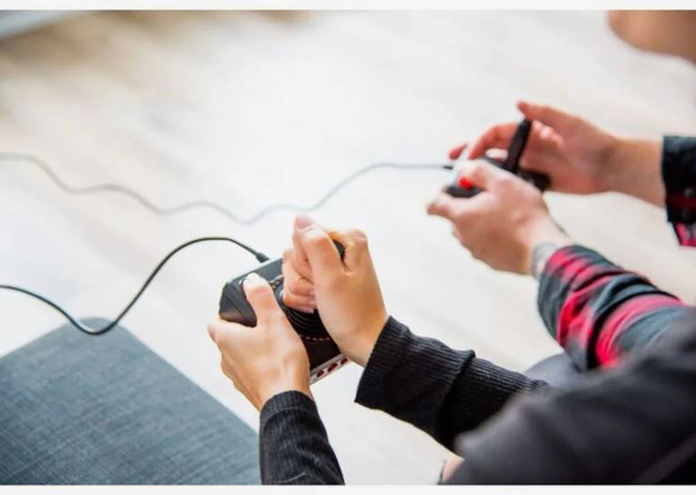 کنسول آتاری فلش‌بک 12 گلد ادیشن، دارای 130 بازی کلاسیک داخلی، همراه با 2 جوی‌استیک سیمی، تغذیه از طریق میکرو USB، طلایی | AR3080B