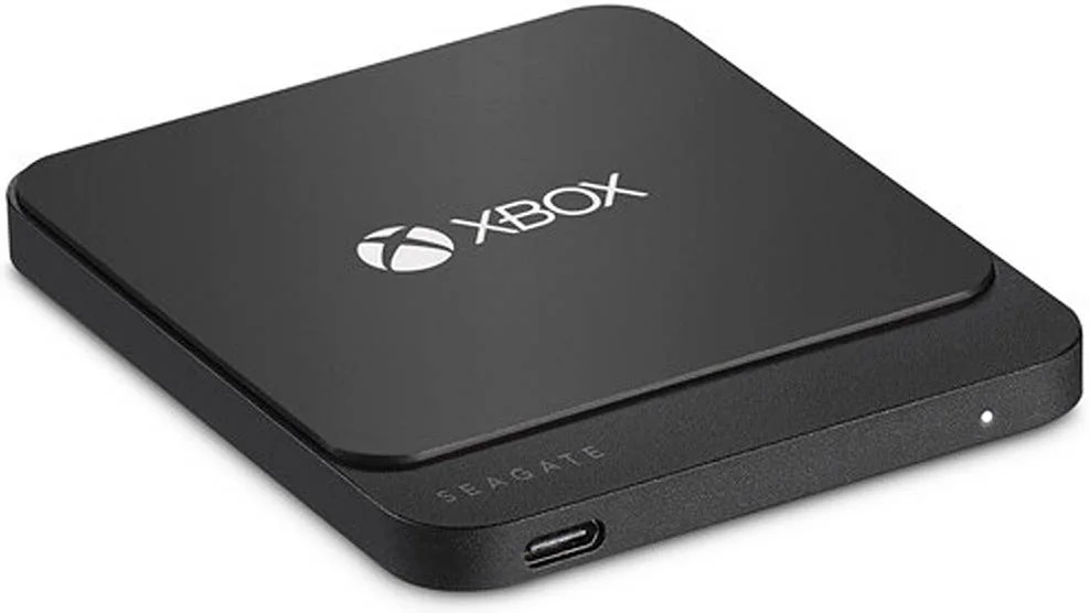 هارد اکسترنال ۱ ترابایتی گیمینگ سیگیت برای ایکس باکس وان SSD، رابط USB 3.0 Type-A، حداکثر سرعت خواندن 540 مگابایت بر ثانیه، تغذیه از طریق USB، ذخیره سازی بیش از 50 بازی، طراحی قابل حمل، Plug & Play، مشکی | STHB1000401