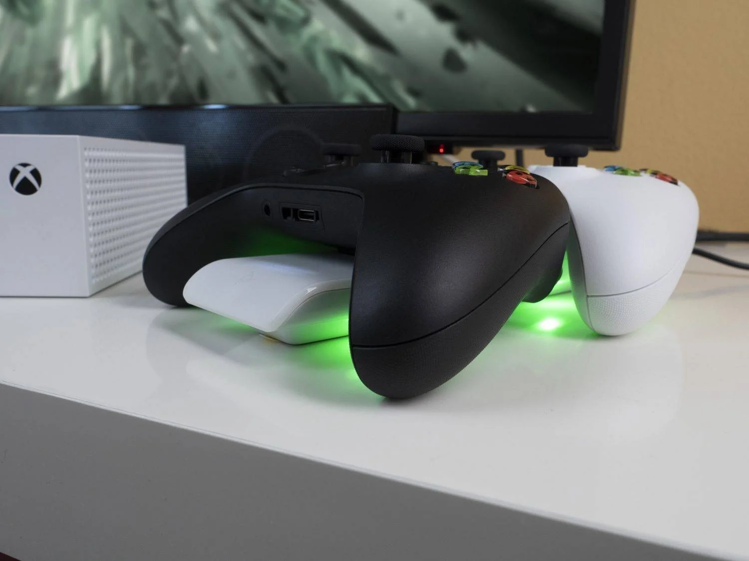 شارژر دوگانه PDP Gaming METAVOLT، شارژ سریع با آداپتور AC، نشانگرهای LED، باتری های قابل شارژ 1100mAh تا 20 ساعت بازی، Xbox Series X|S، Xbox One، سفید | 049-009-EU-WH