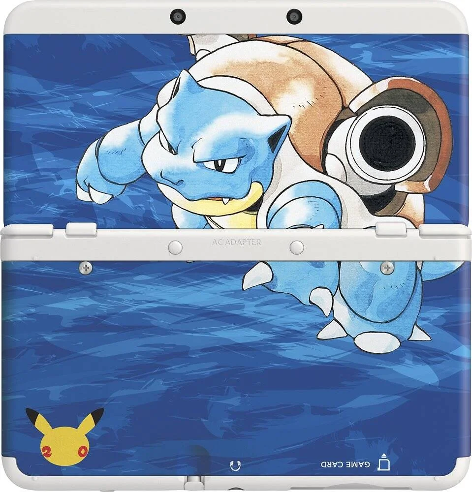 کنسول بازی نینتندو New 3DS نسخه 20 سالگی Pok mon، صفحه نمایش 4 اینچی و استیک آنالوگ 3D و C-Stick، عمر باتری طولانی تر، پشتیبانی از Wi-Fi، کاور Charizard از پیش نصب شده، کاور Blastoise شامل | NN3DSPRV&BV